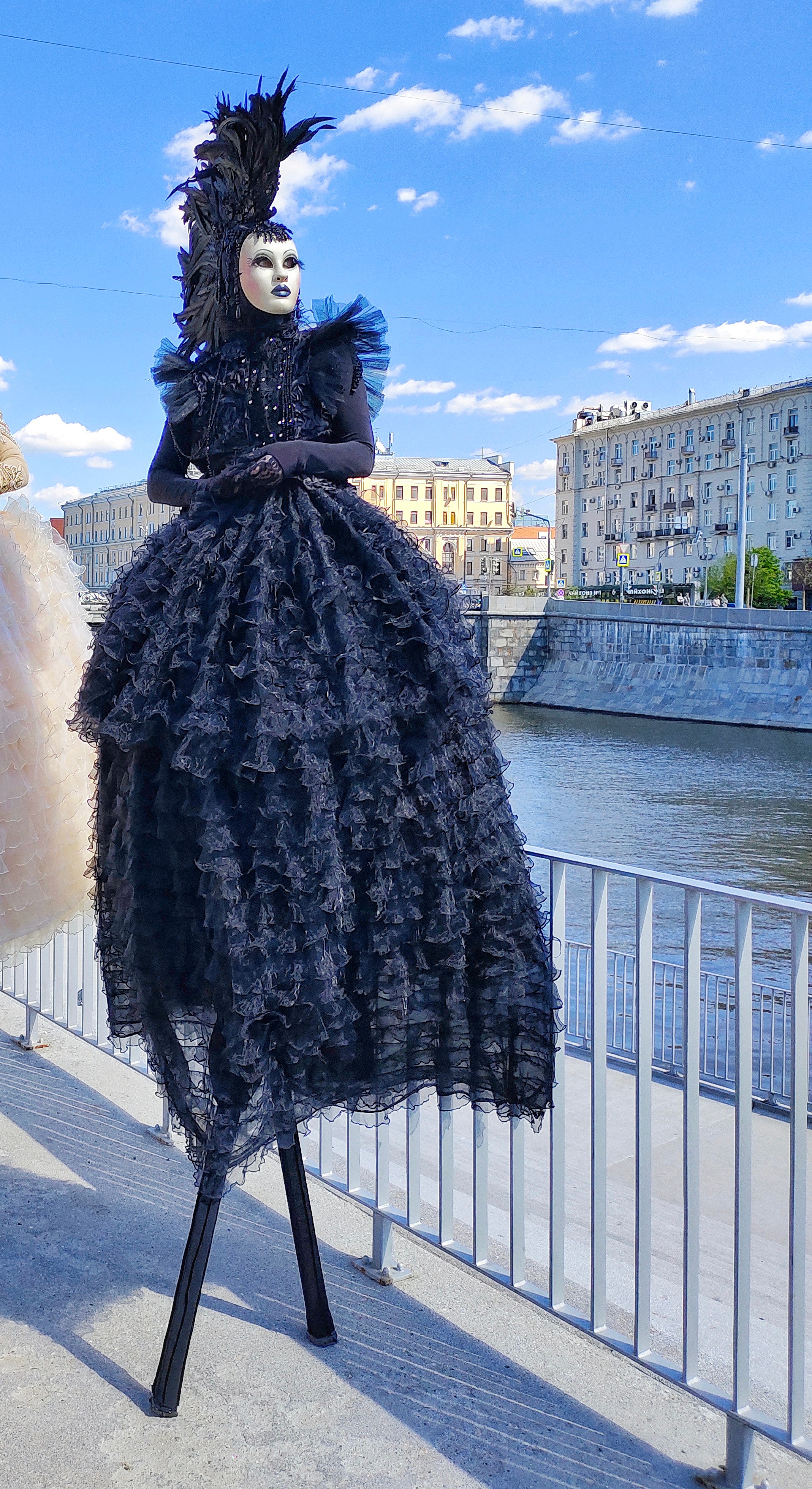 Персонаж чёрная Ворона. Мимы и Ходулисты на встречу гостей. Москва