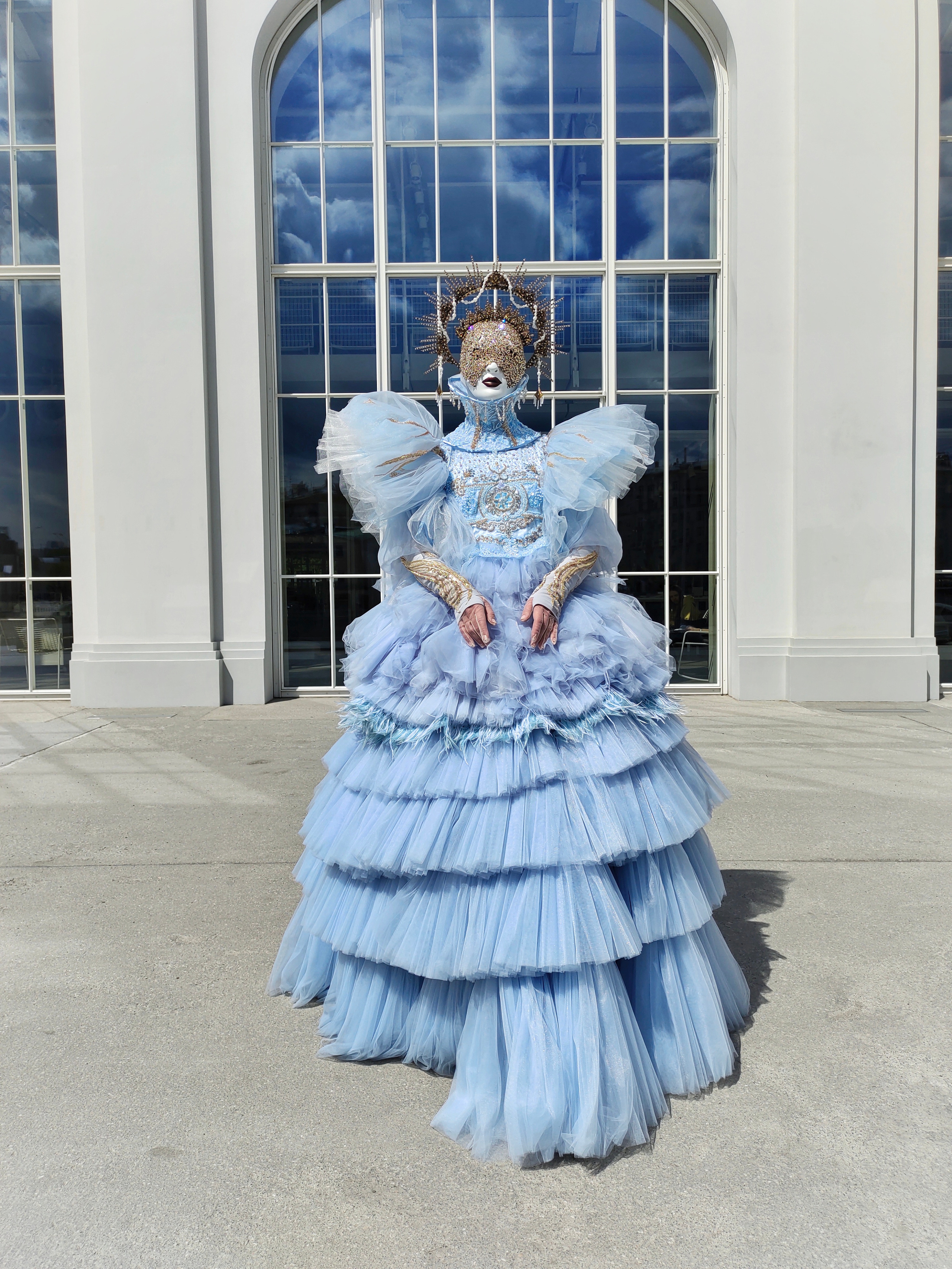 Персонаж голубой Ангел. Мимы и Ходулисты на встречу гостей. Москва