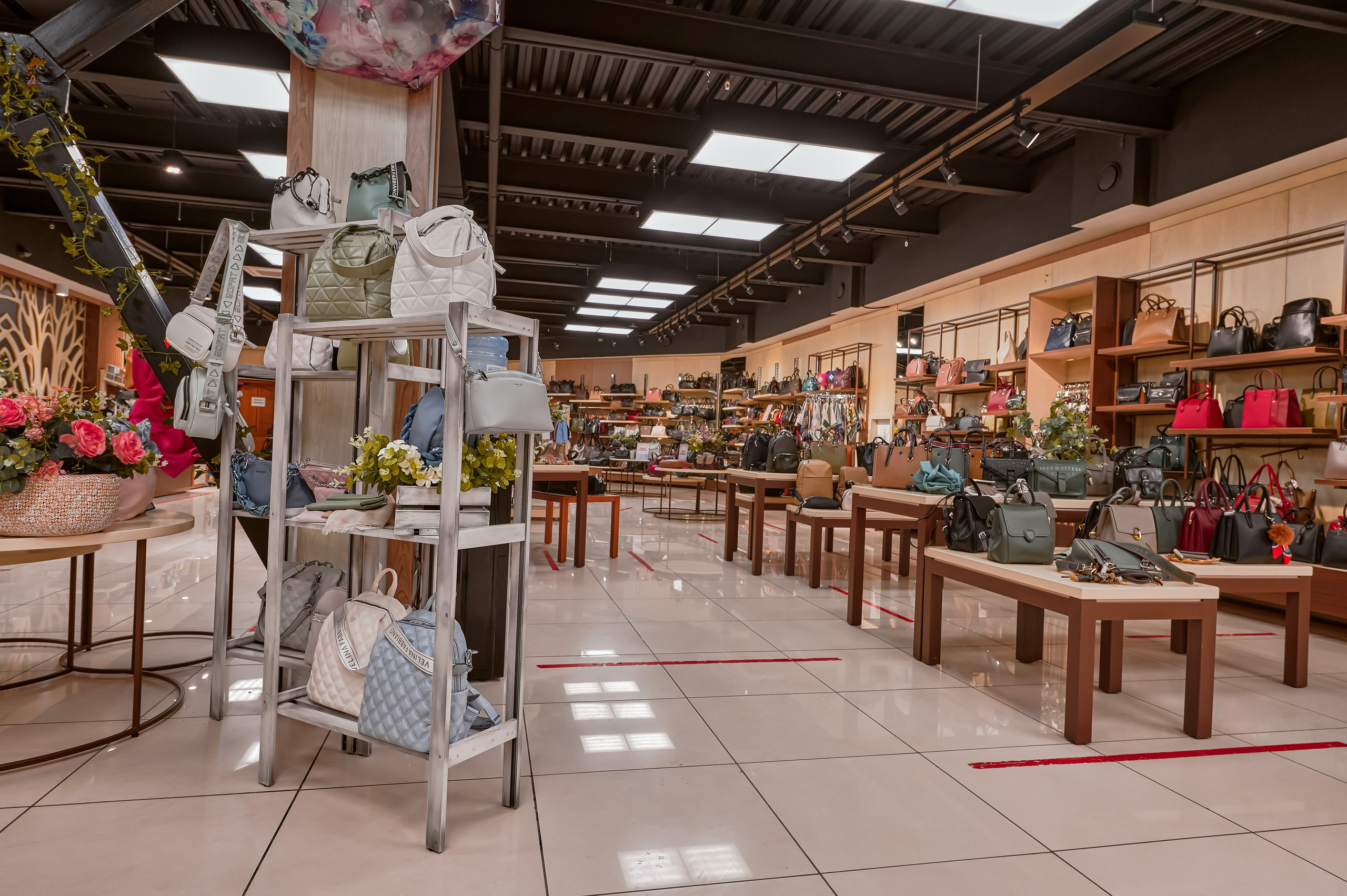 Портфолио по интерьерной и экстерьерной фотосъёмки: Мир сумок — Левый берег. Фотограф Яковлев Роман — Красноярск