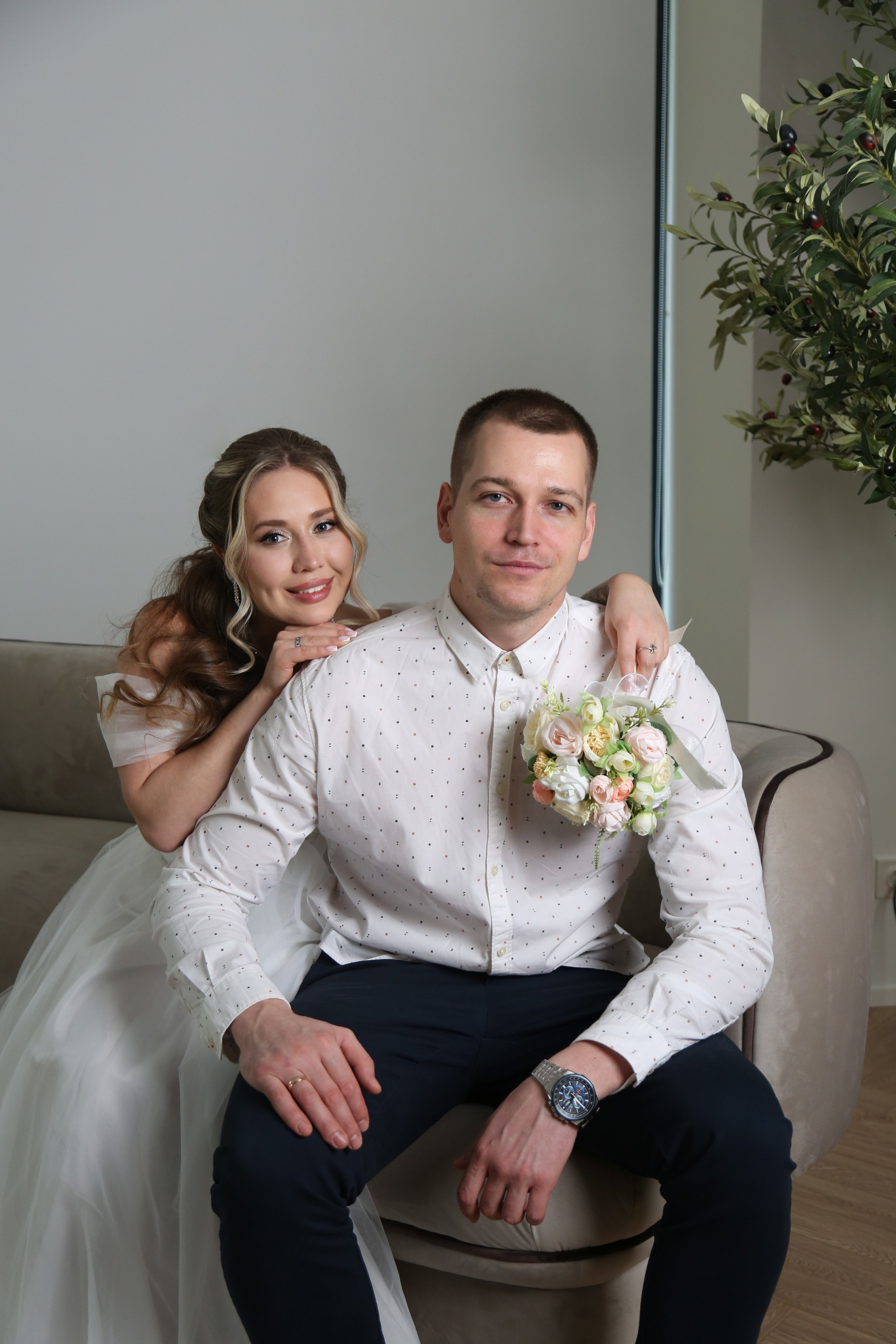 Свадебная фотосессия Динары и Романа в Шипиловском Загсе. Фотосессия в студии в Москве от профессионального фотографа услуги по доступным ценам