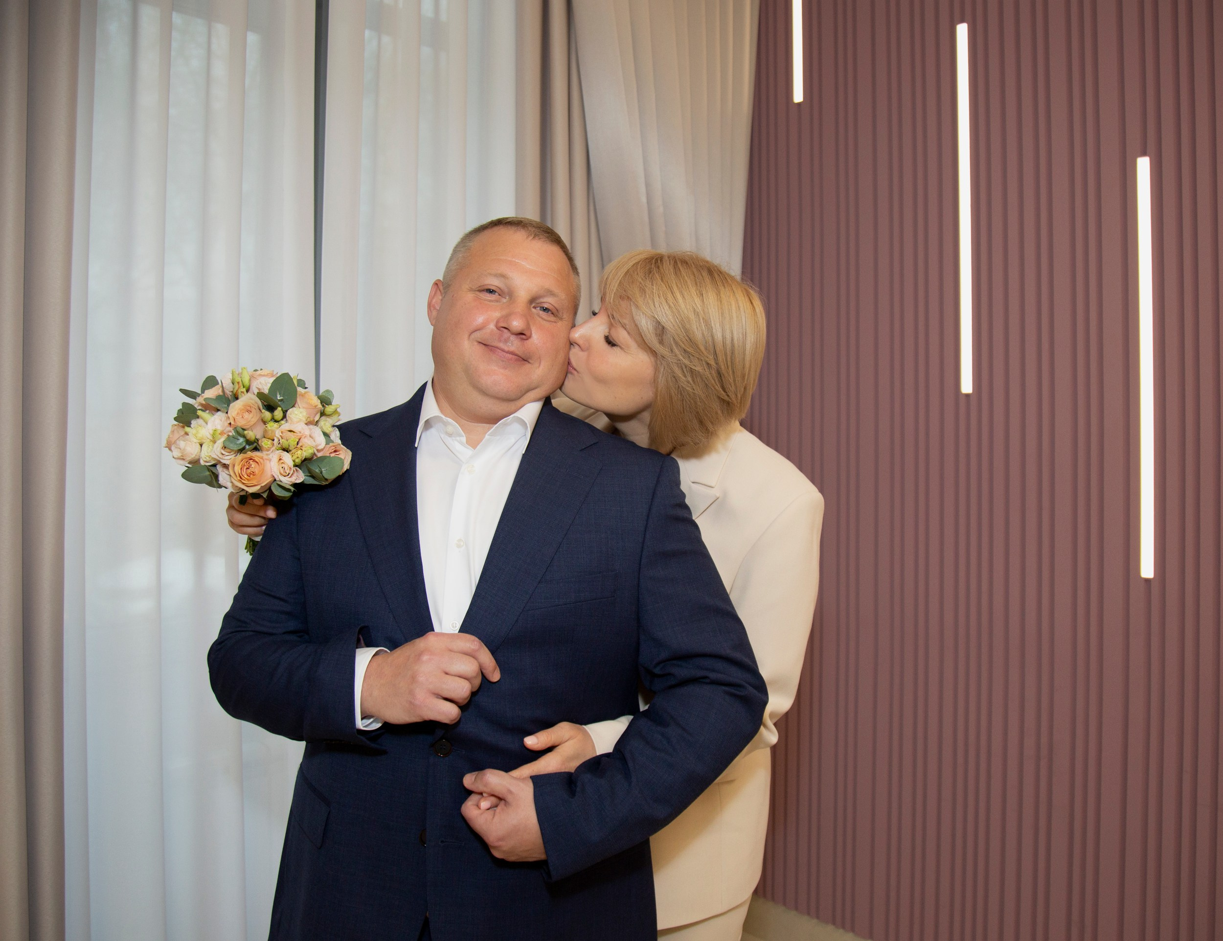 Свадебная фотосессия в Шипиловском ЗАГСе в Москве Олега и Елены. Фотосессия в студии в Москве от профессионального фотографа услуги по доступным ценам