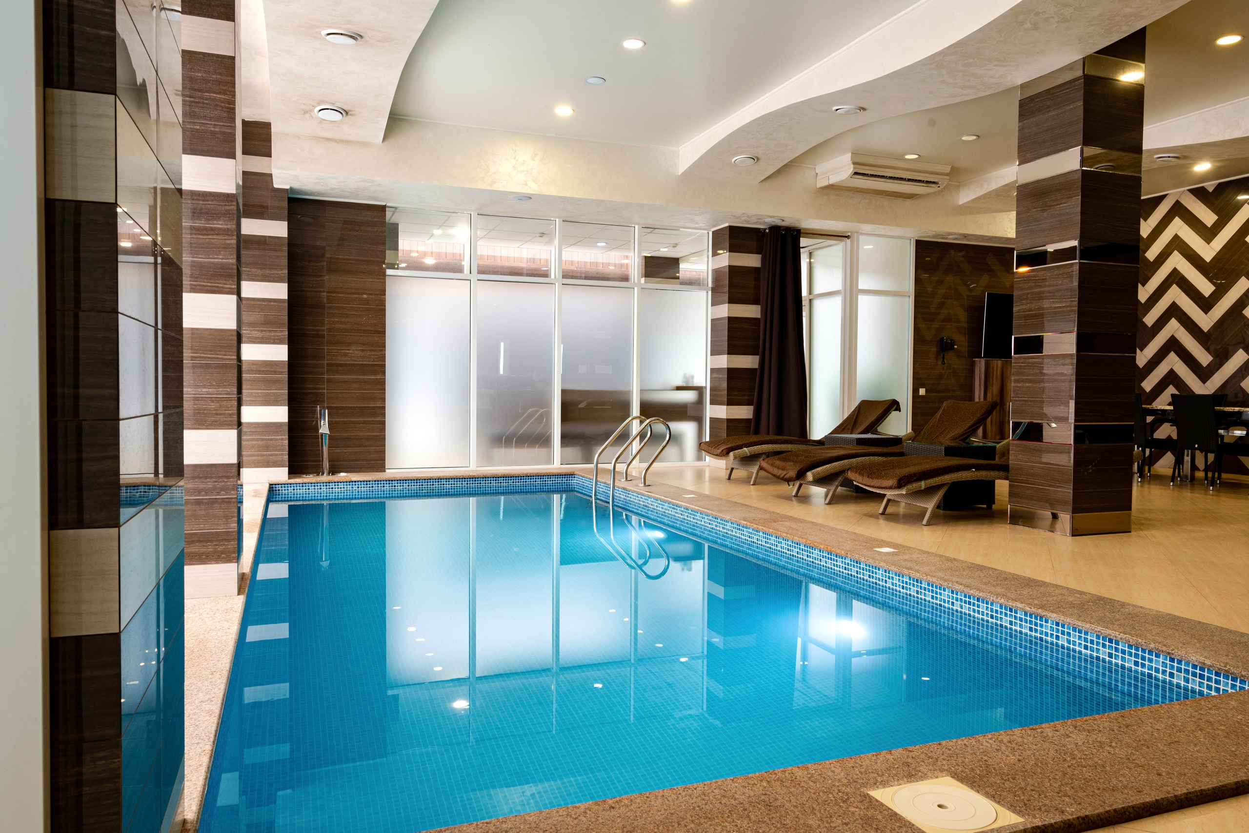 Интерьер. Отель бассейн и ресторан. Предметный фотограф, фото для маркетплейсов Пятигорск, КМВ