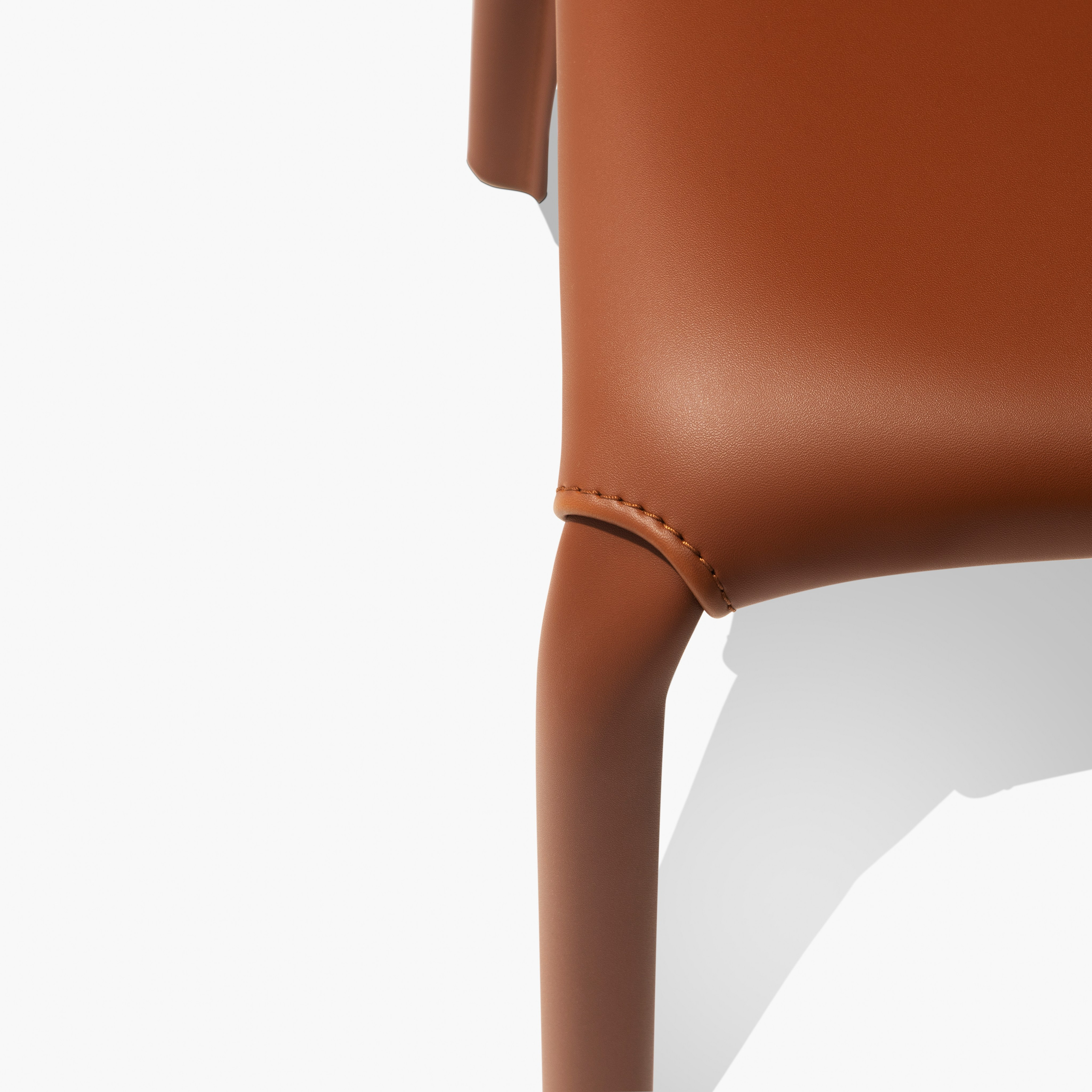 кожаный стул коричневого цвета на белом фоне 