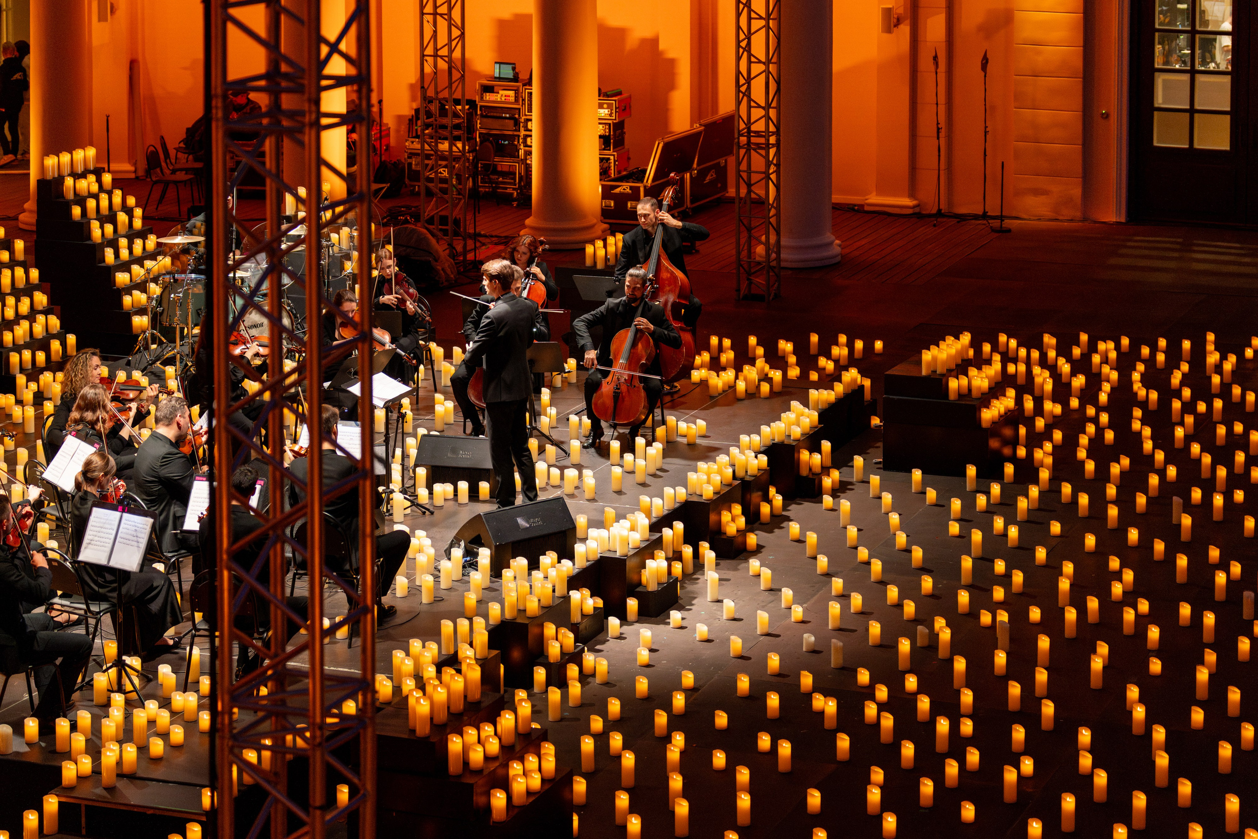 Симфонический оркестр Lumisfera при свечах. Фотограф Никита Комаров