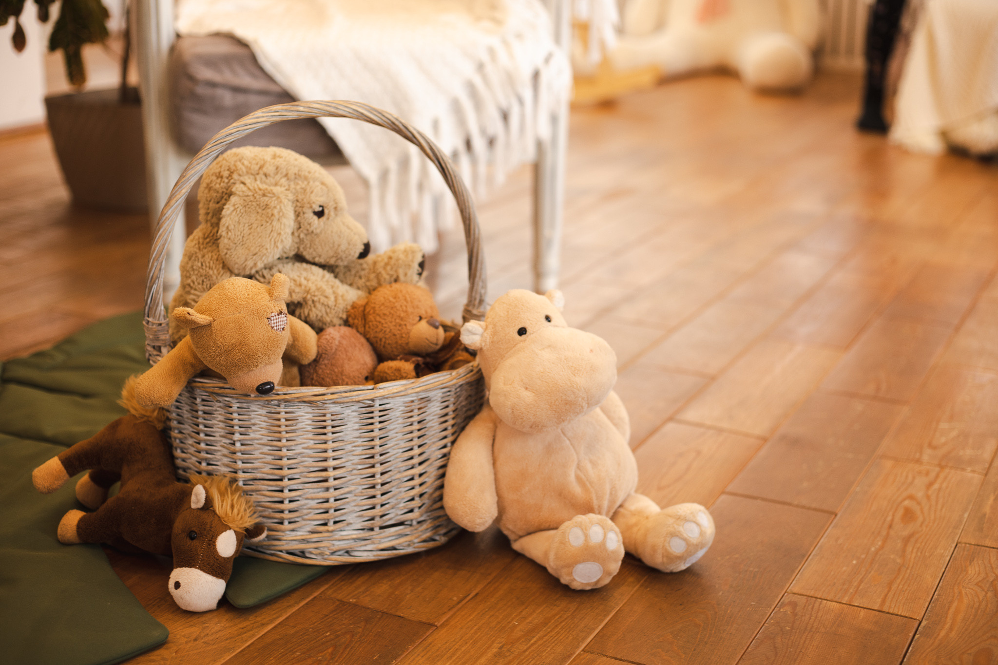 корзина с игрушками