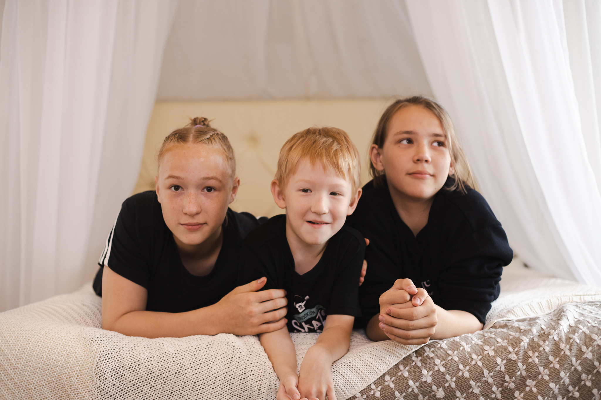 дети на кровати