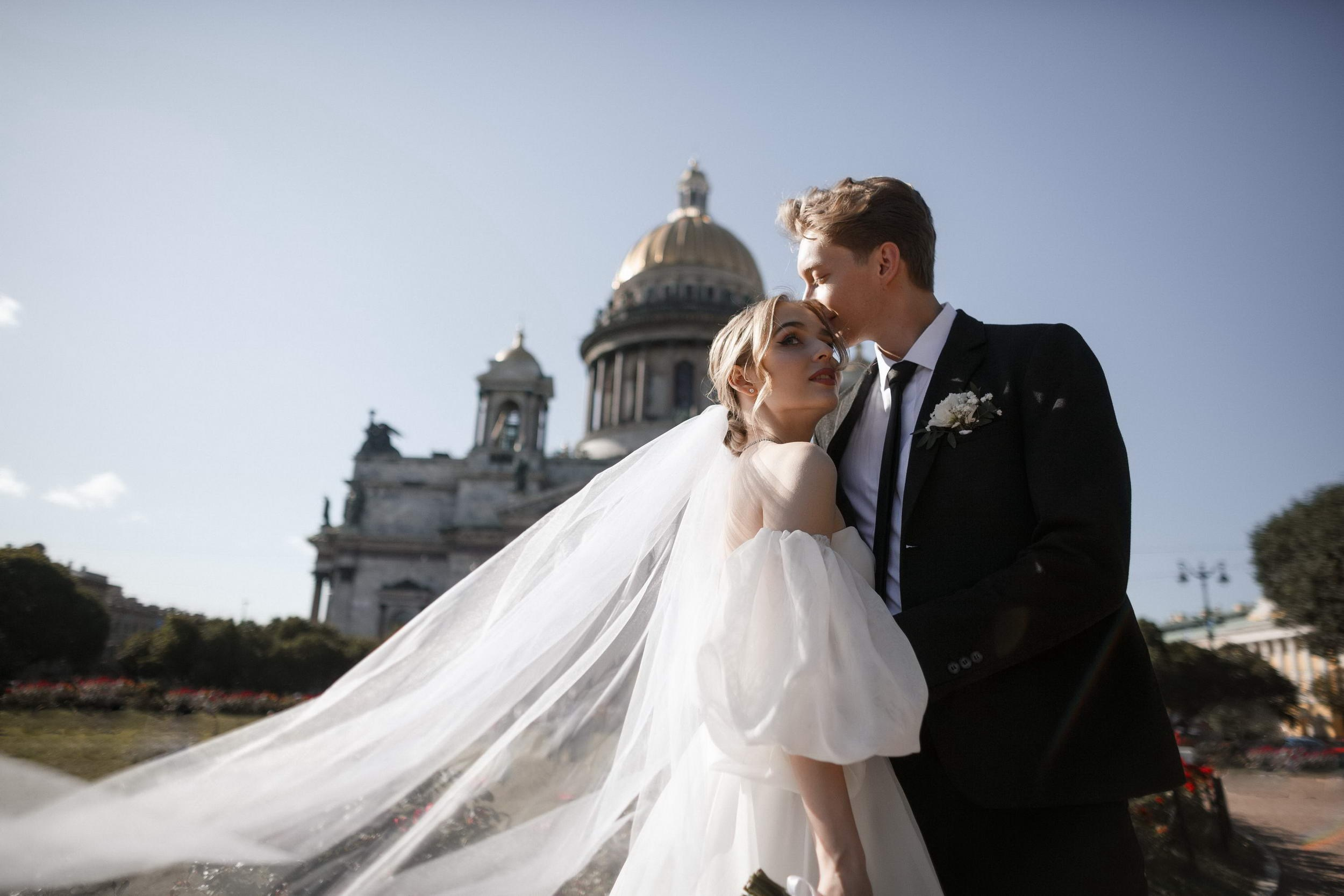 Красивая пара молодожёнов. Свадебный фотограф Игорь Брундасов 8PHOTO на свадьбу венчание загс СПб