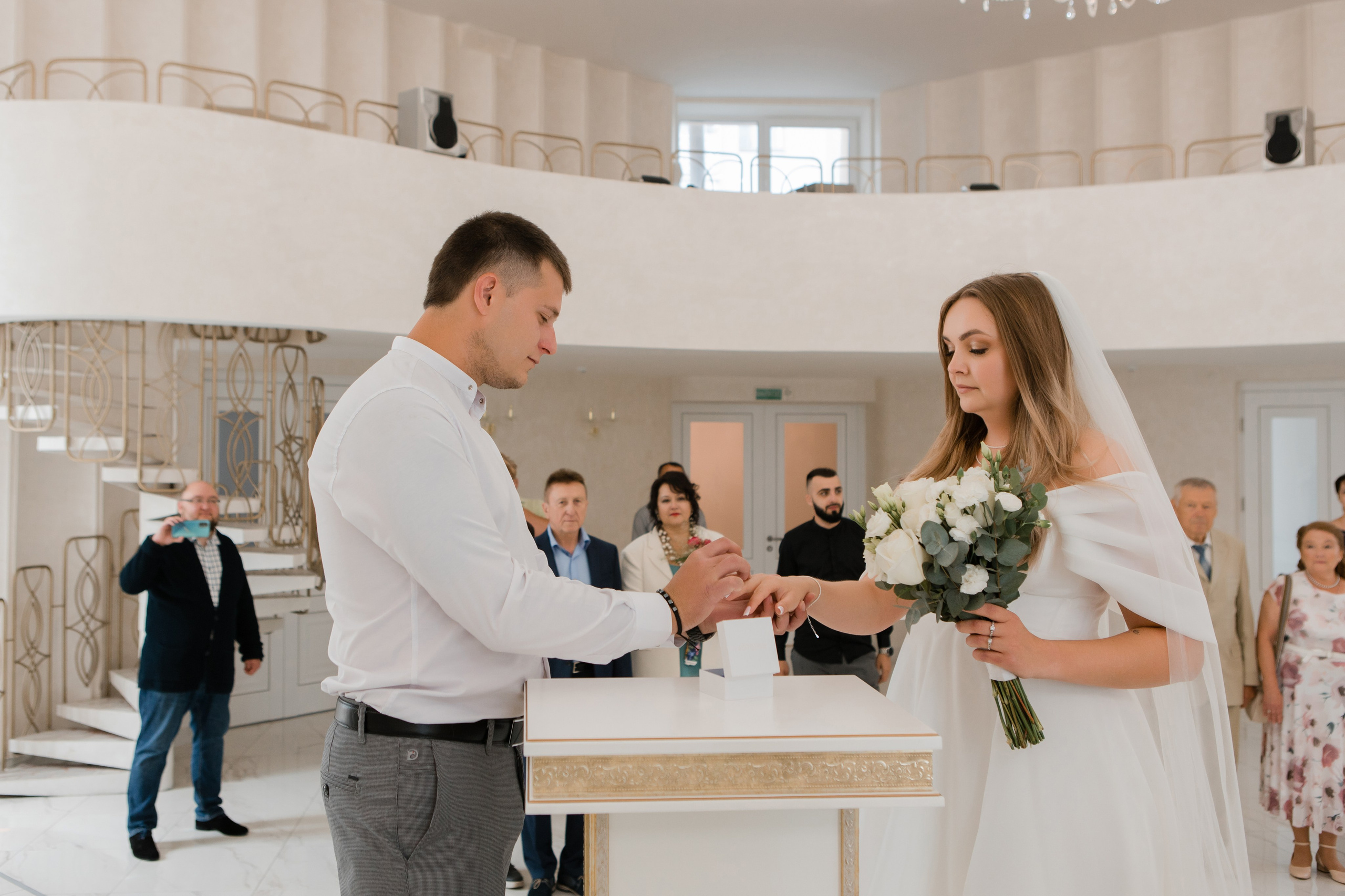 Отдел ЗАГС Администрации Фрунзенского района. Видеосъемка и фотосъемка свадеб. Фотограф и оператор на свадьбу. Видеосъемка подкастов, собственная видео-фотостудии. Предметная фотосъемка