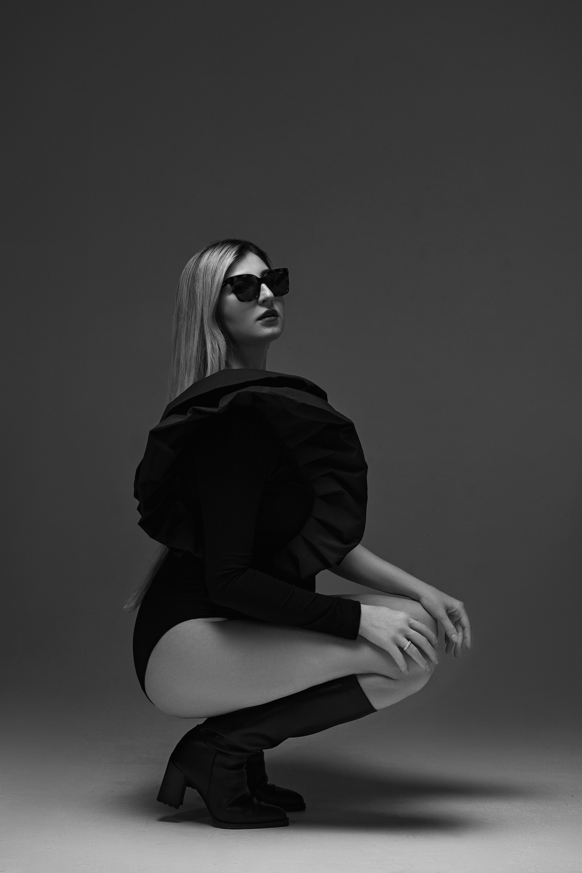 Красивая Беременная женщина в студии на циклораме. Компания и фотошкола по созданию контента в Москве