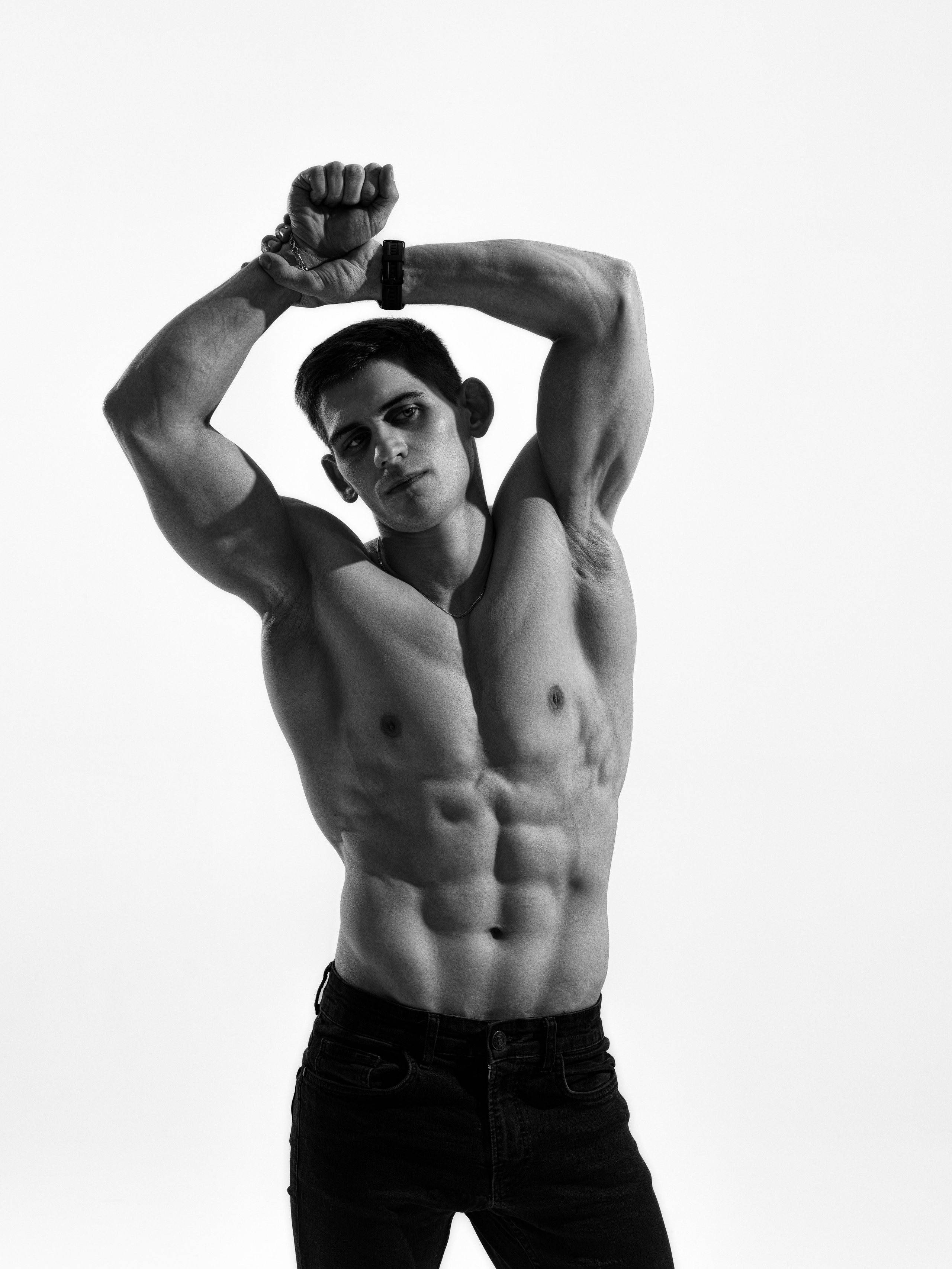 Съемка с Владом на циклораме с импульсным светом для себя и контента. Дмитрий Шульгин, портретный фотограф в Воронеже