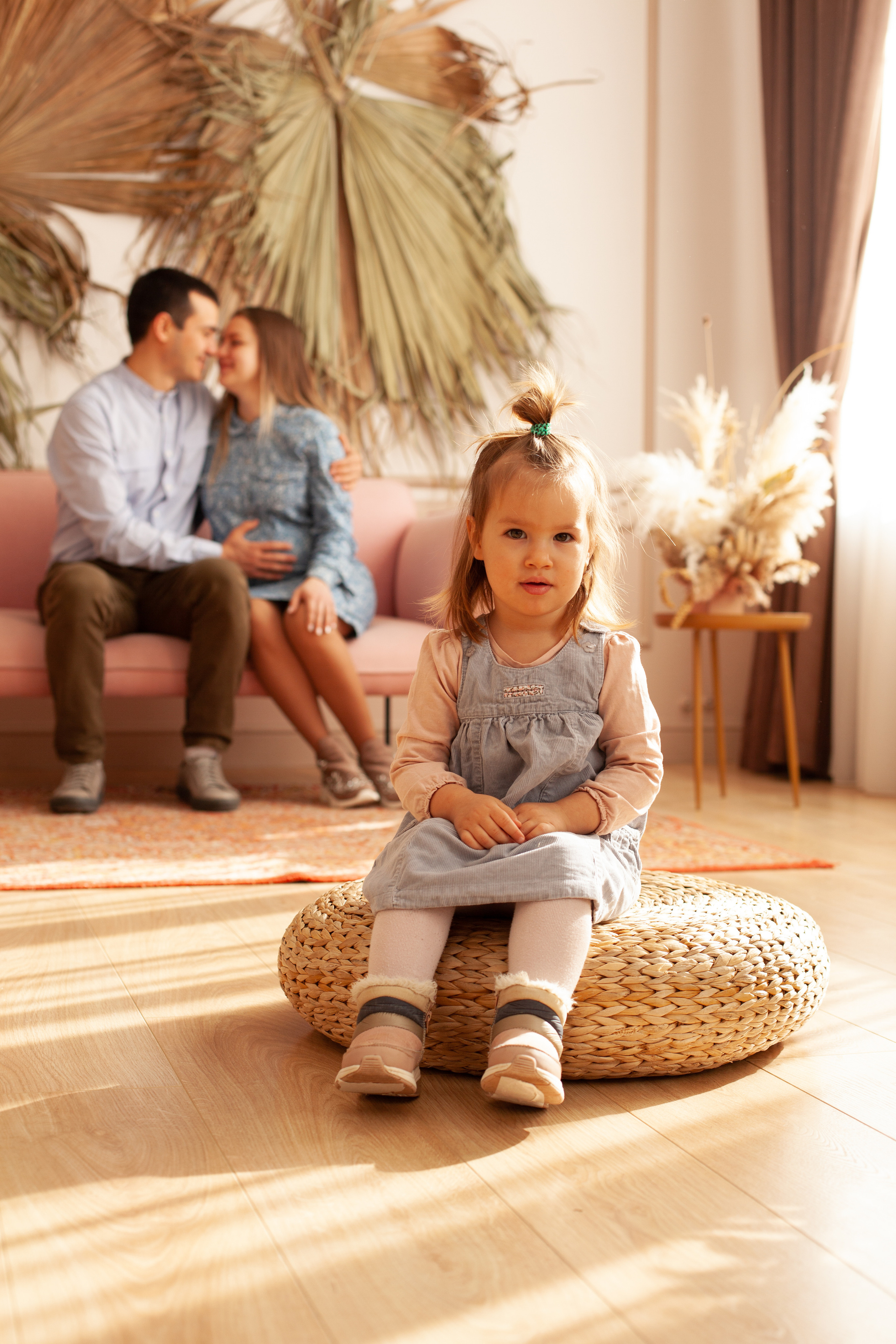 Семейная съемка в студии Родители с дочкой