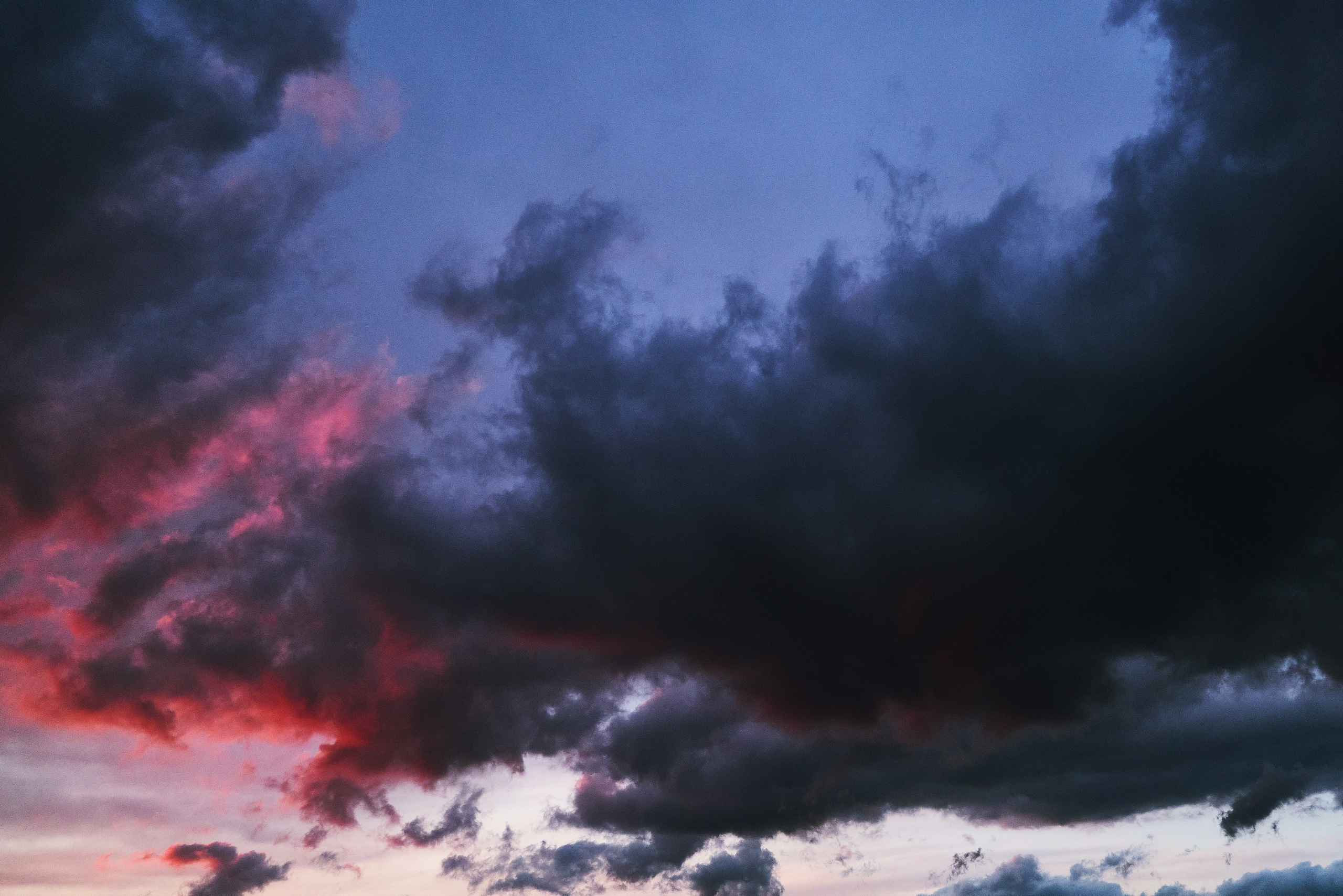 Горизонтальный фон с облаками для соцсетей с возможностью бесплатного скачивания