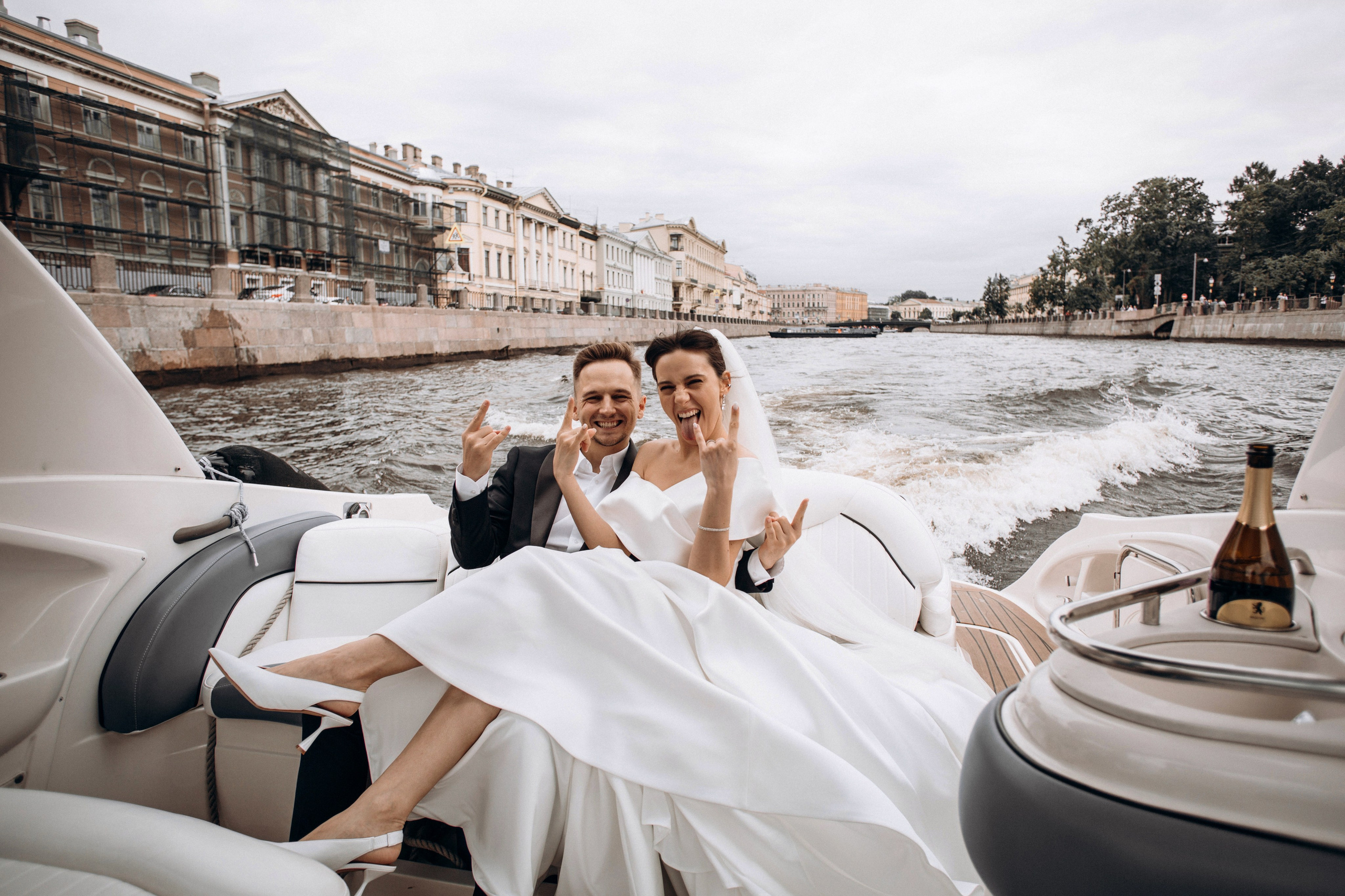 Свадьба на катере. Свадебный фотограф в Санкт-Петербурге Вика Стукачева