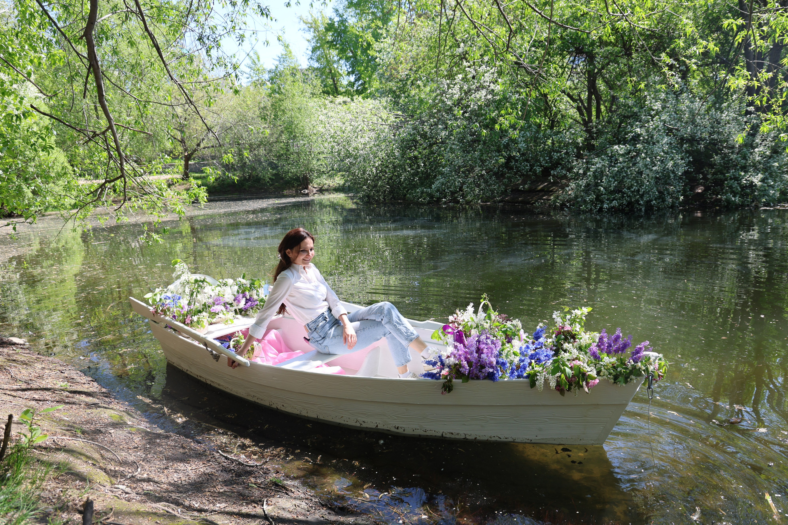 Фотосессия в лодке, лодка, озеро, платье, книга, шляпа, зонт, перчатки, весла, лето. Свадебный, семейный, женский и детский фотограф из Екатеринбурга