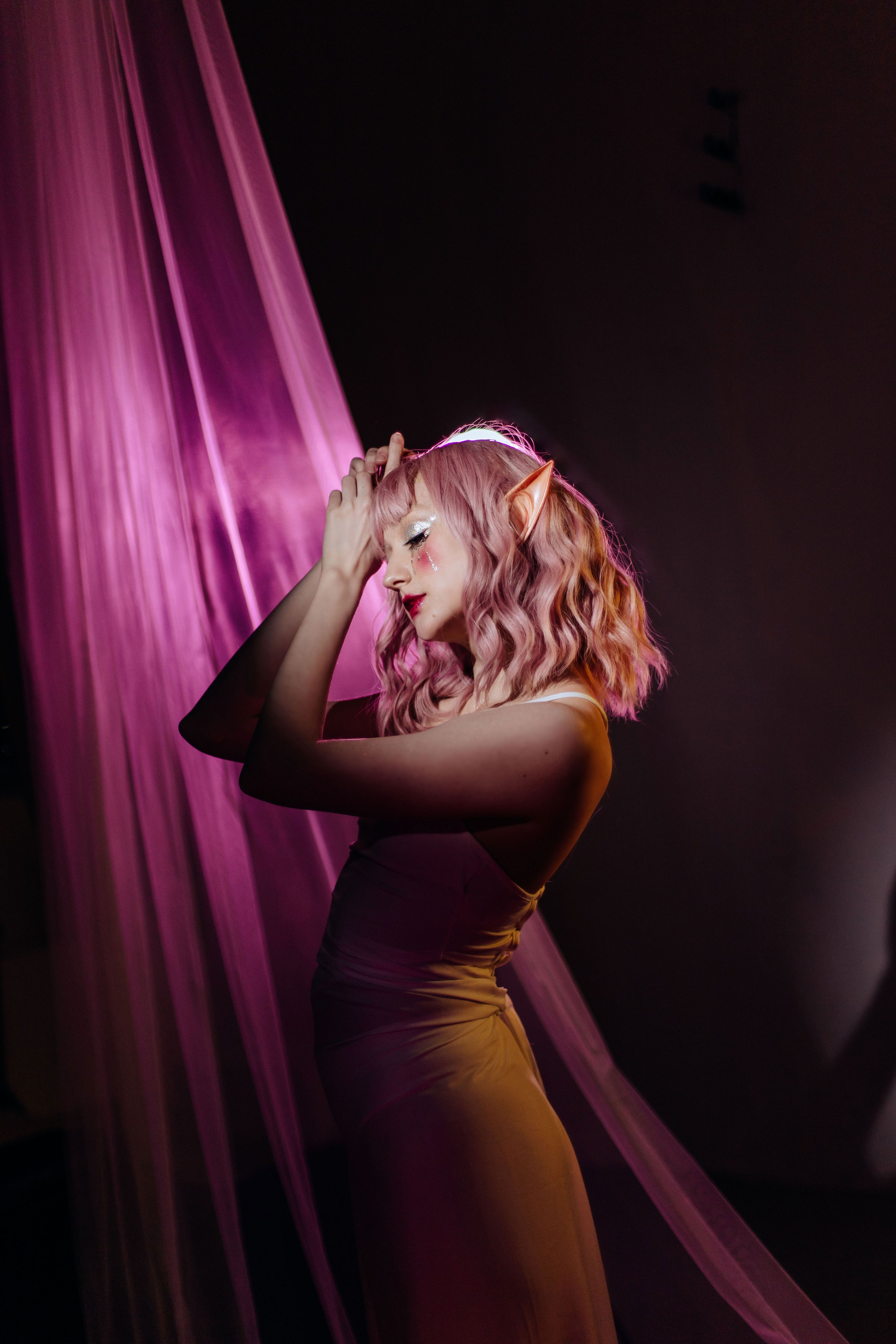 Эльф из розовой мечты. Волшебство в каждом кадре.  Завораживающий образ эльфа, подсвеченный нежным розовым светом. Погрузитесь в мир фэнтези.  Эта нежная эльфийка, окутанная розовым светом, воплощает волшебство и хрупкую красоту. Игра света и тени.  Арт-портрет эльфа с использованием розовой подсветки. Эльф, словно сошедший со страниц любимой книги, запечатлен в розовом сиянии.фотограф таганрог, арт фотограф, фотограф ростов на дону, косплей фотограф, идея для фотосессии макияж, идея макияжа, арт макияж 