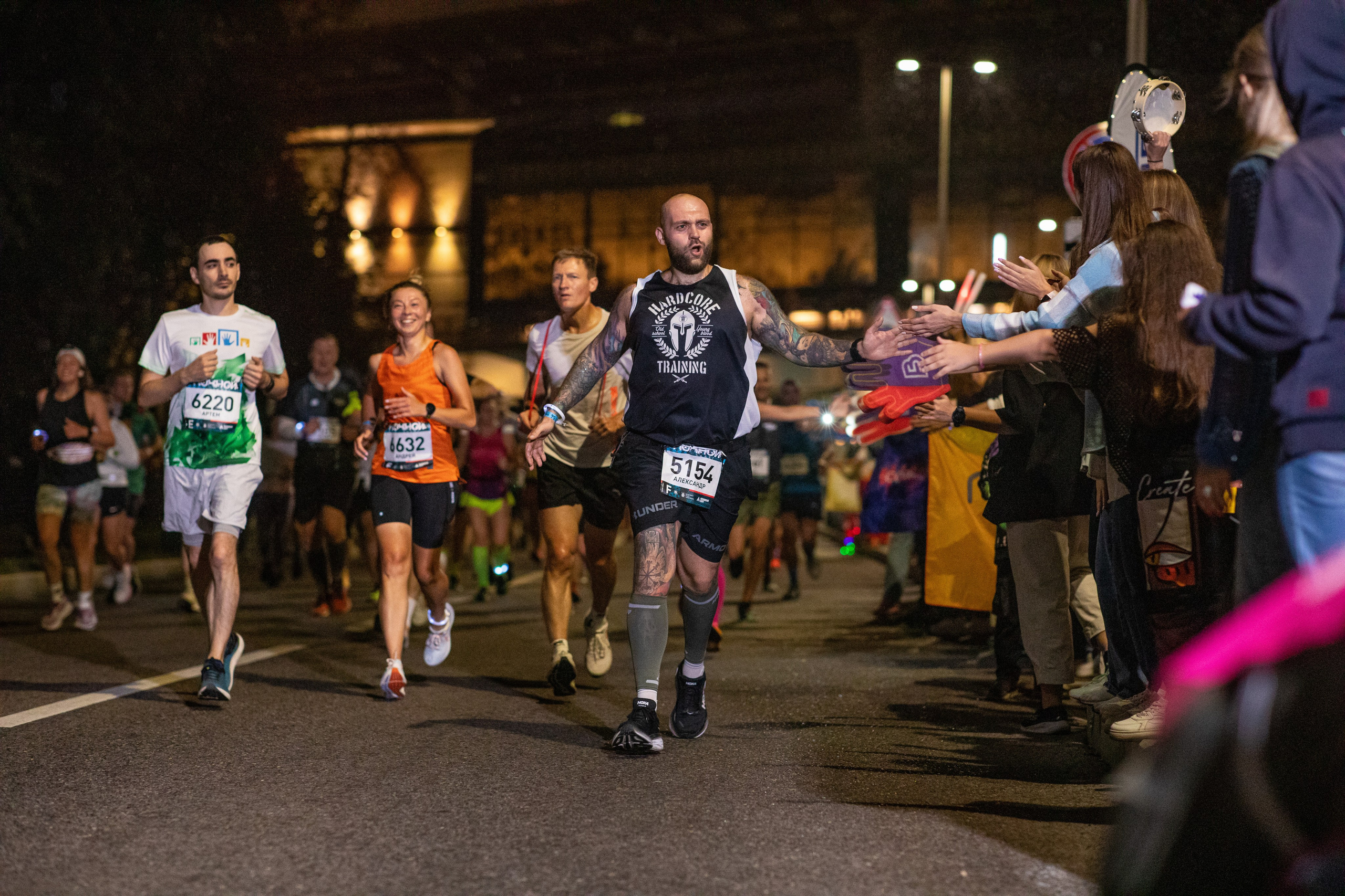 Ночной забег в ленте фотографий бегунов 03.08.24. Фотограф Сергей Ловкий