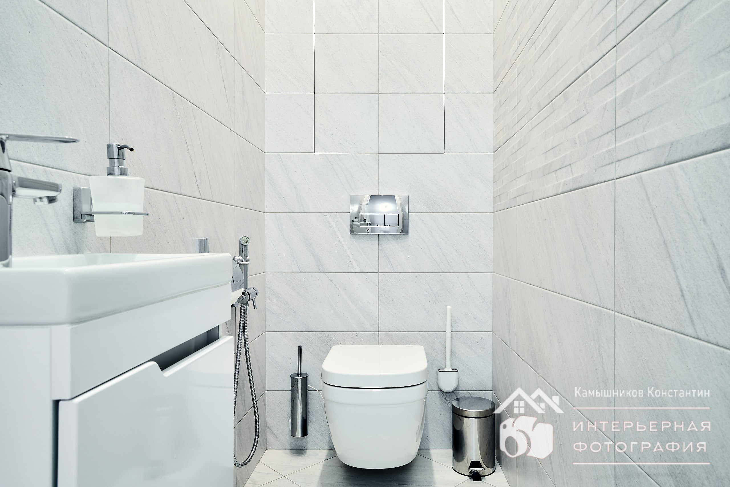 Фрагмент интерьерной фотосъемки в бизнес-классе, фронтальный ракурс и общий план санузла