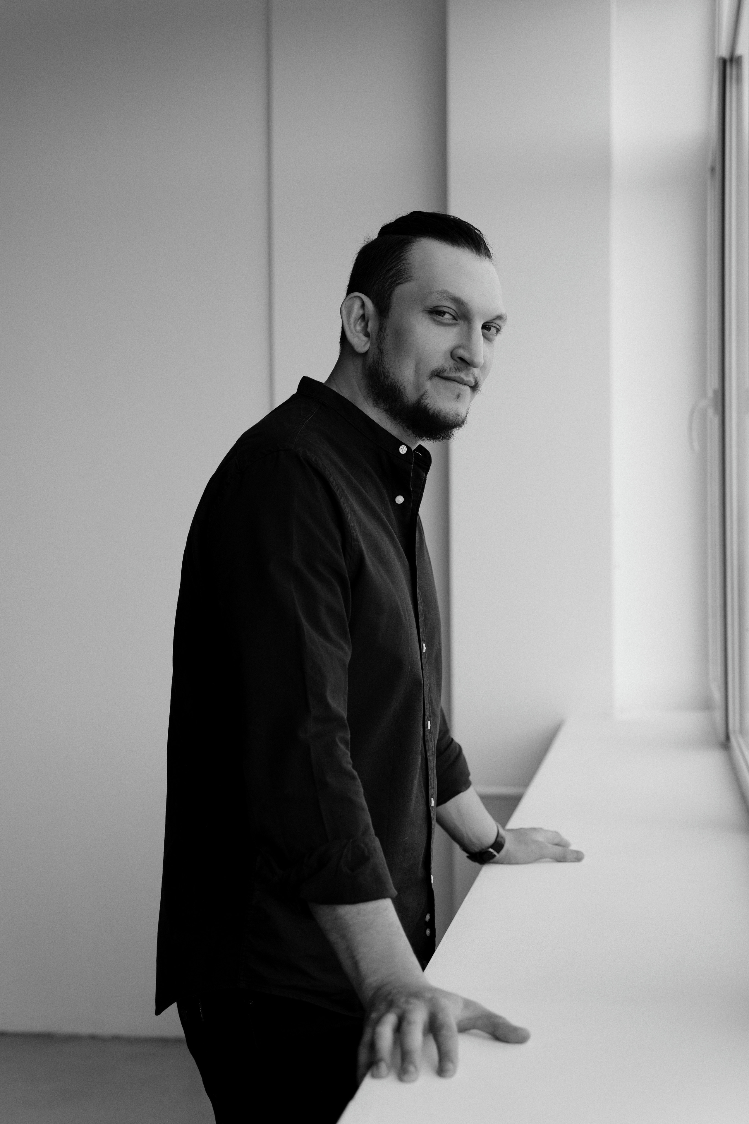 Мужской портрет черно белый в студии