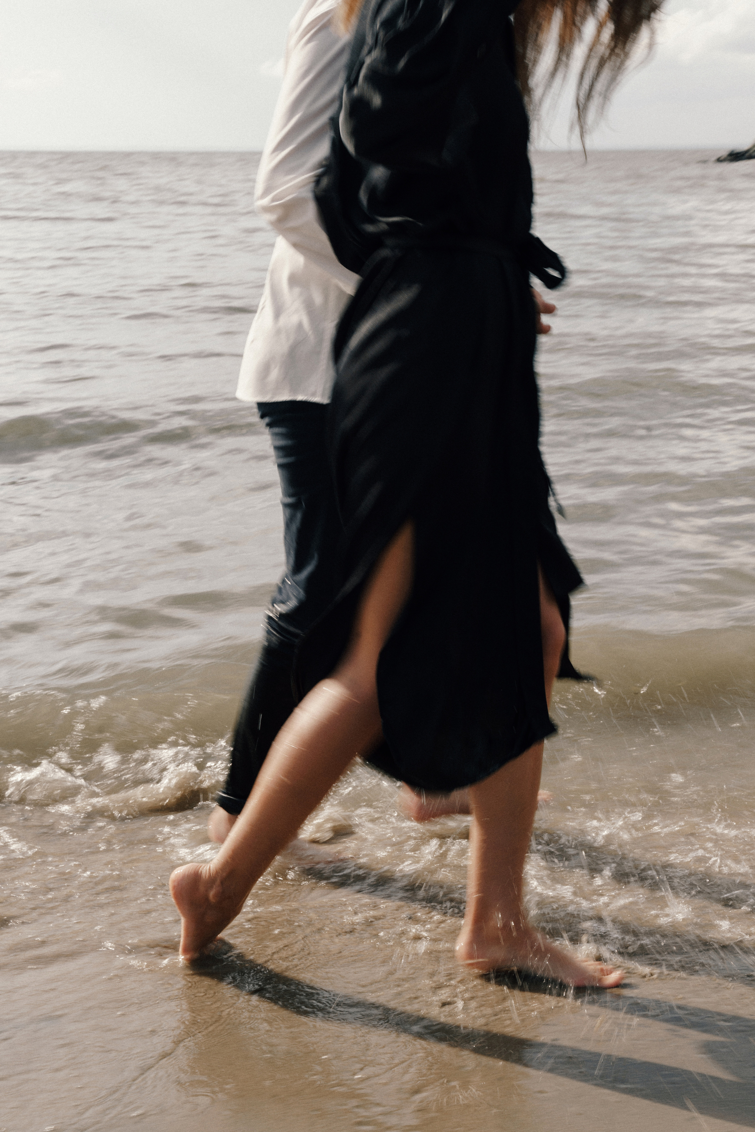 Фото в движении бегущей пары на берегу Оби