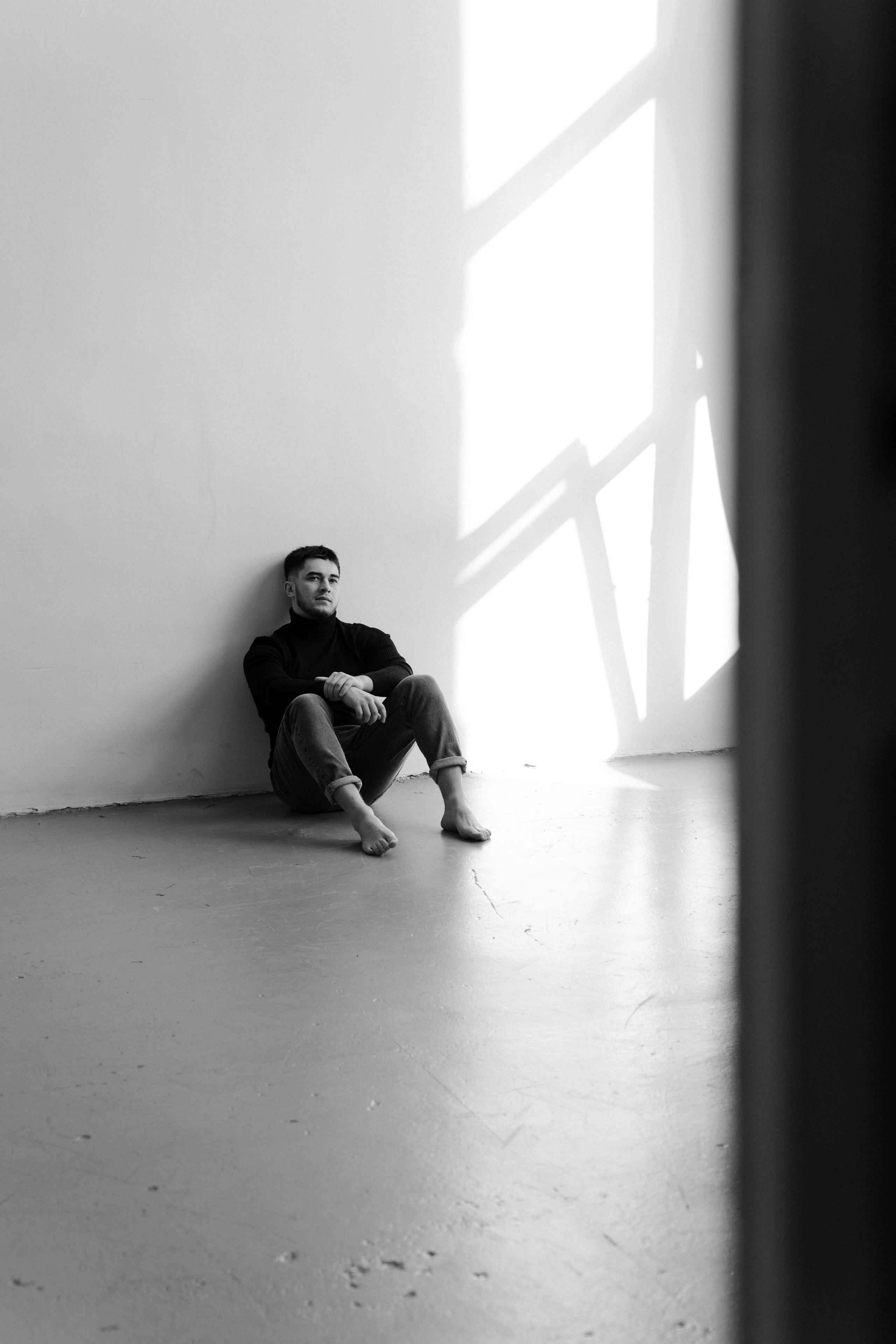 Фото мужчины в фотостудии у стены с солнечной сеткой