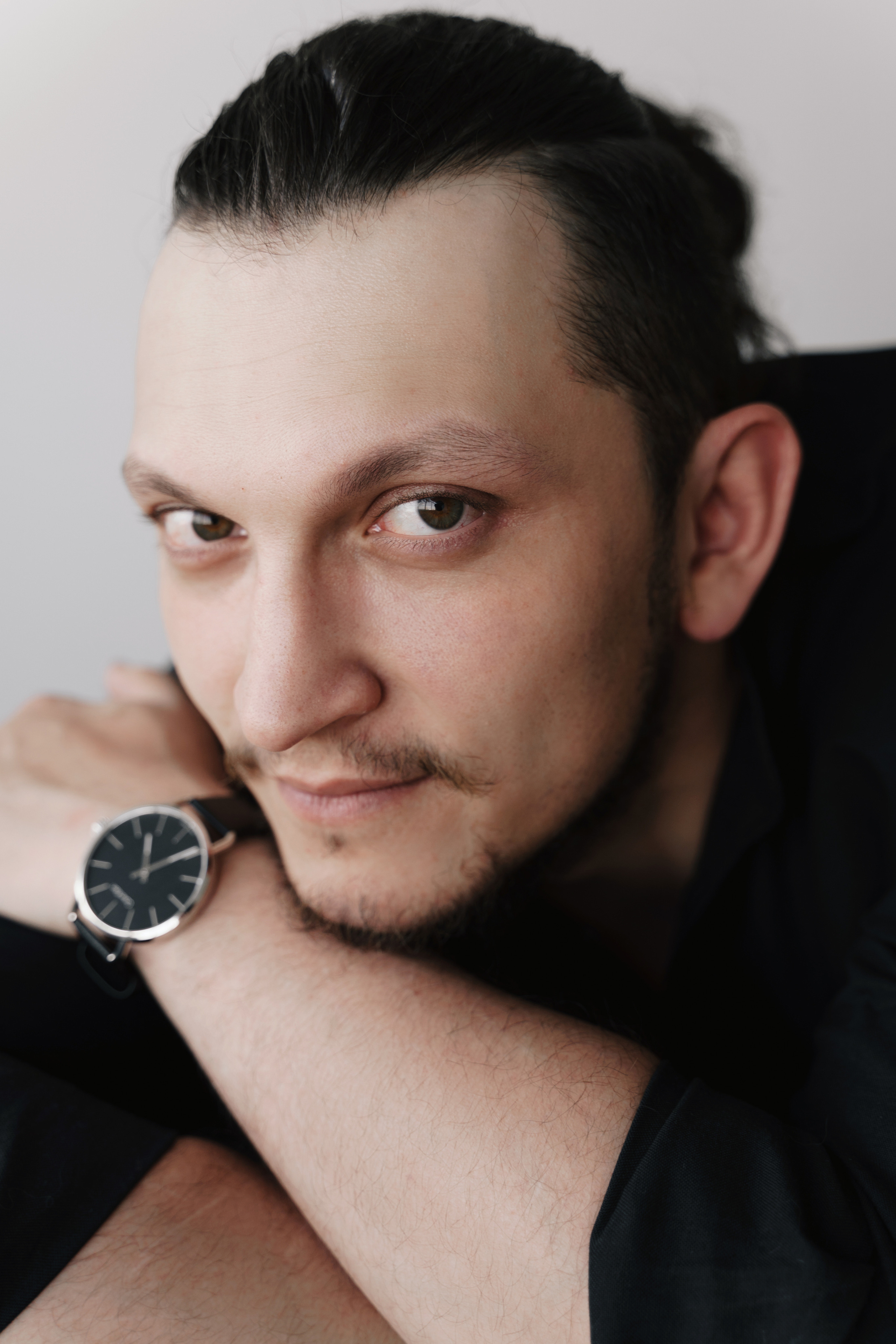 Портрет мужчина близкий в фотостудии