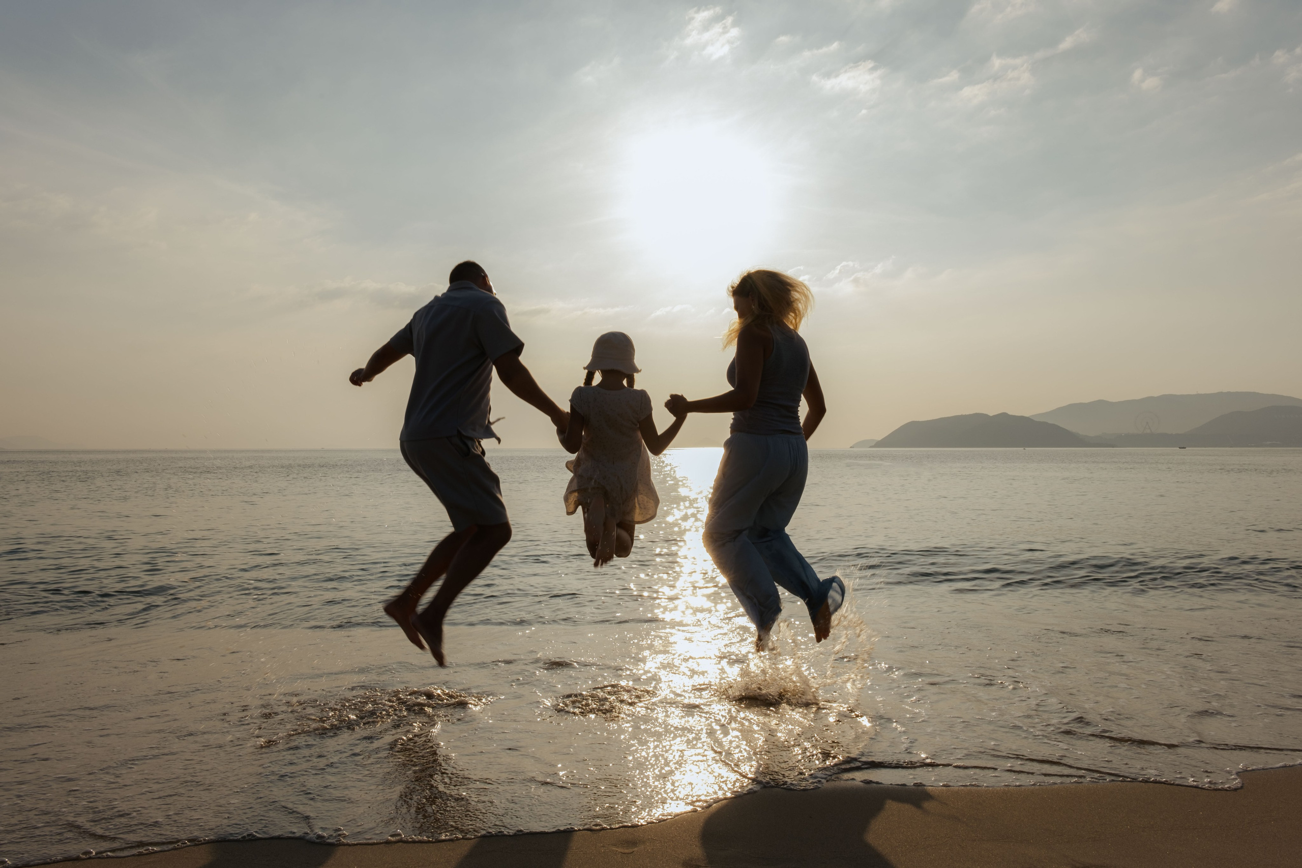 Mother and daughters. Portrait photographer Nha Trang | Julia Meshanina