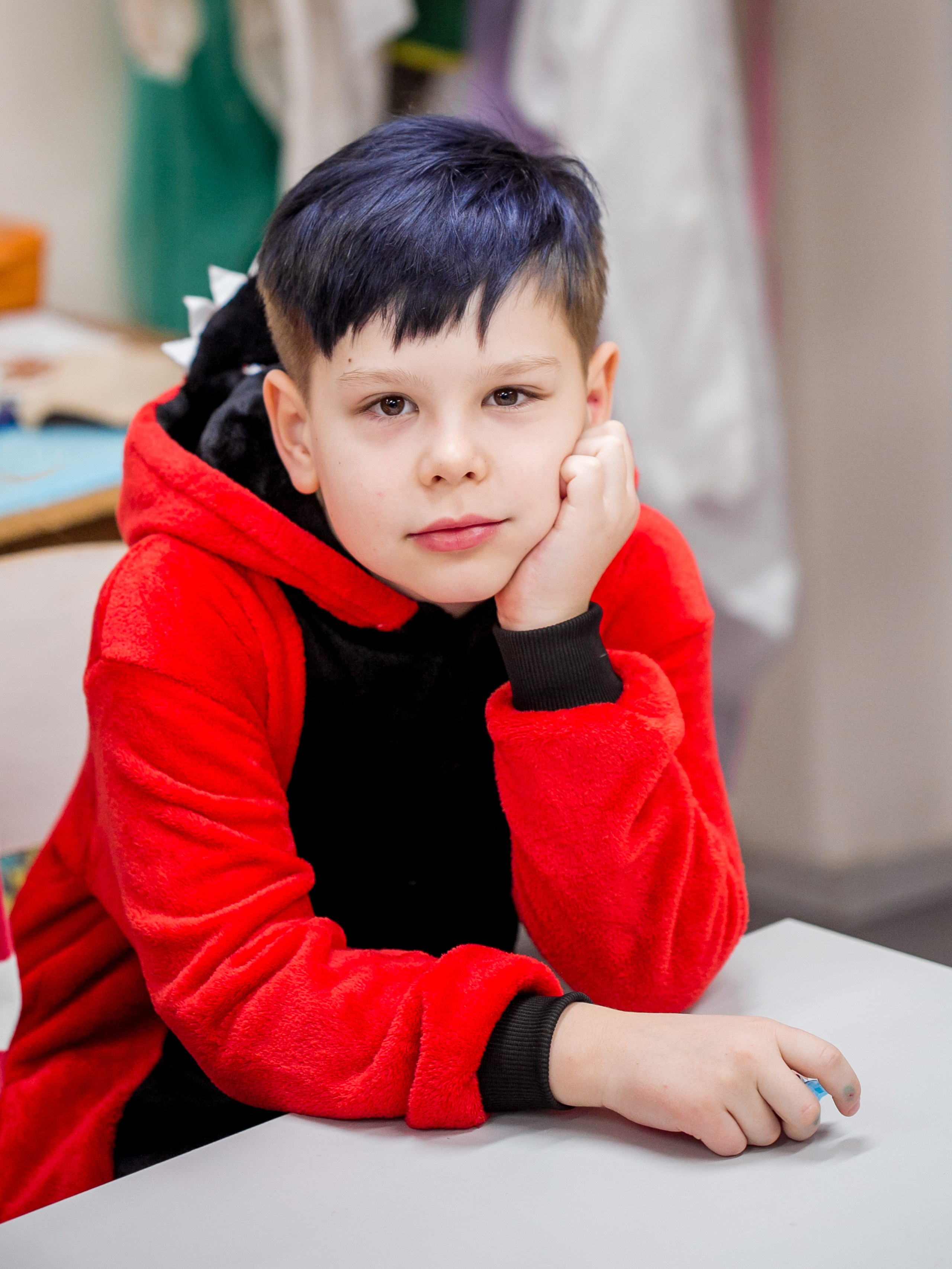 Школьники делают поделки к Новому году. Репортажный фотограф Борис Геер