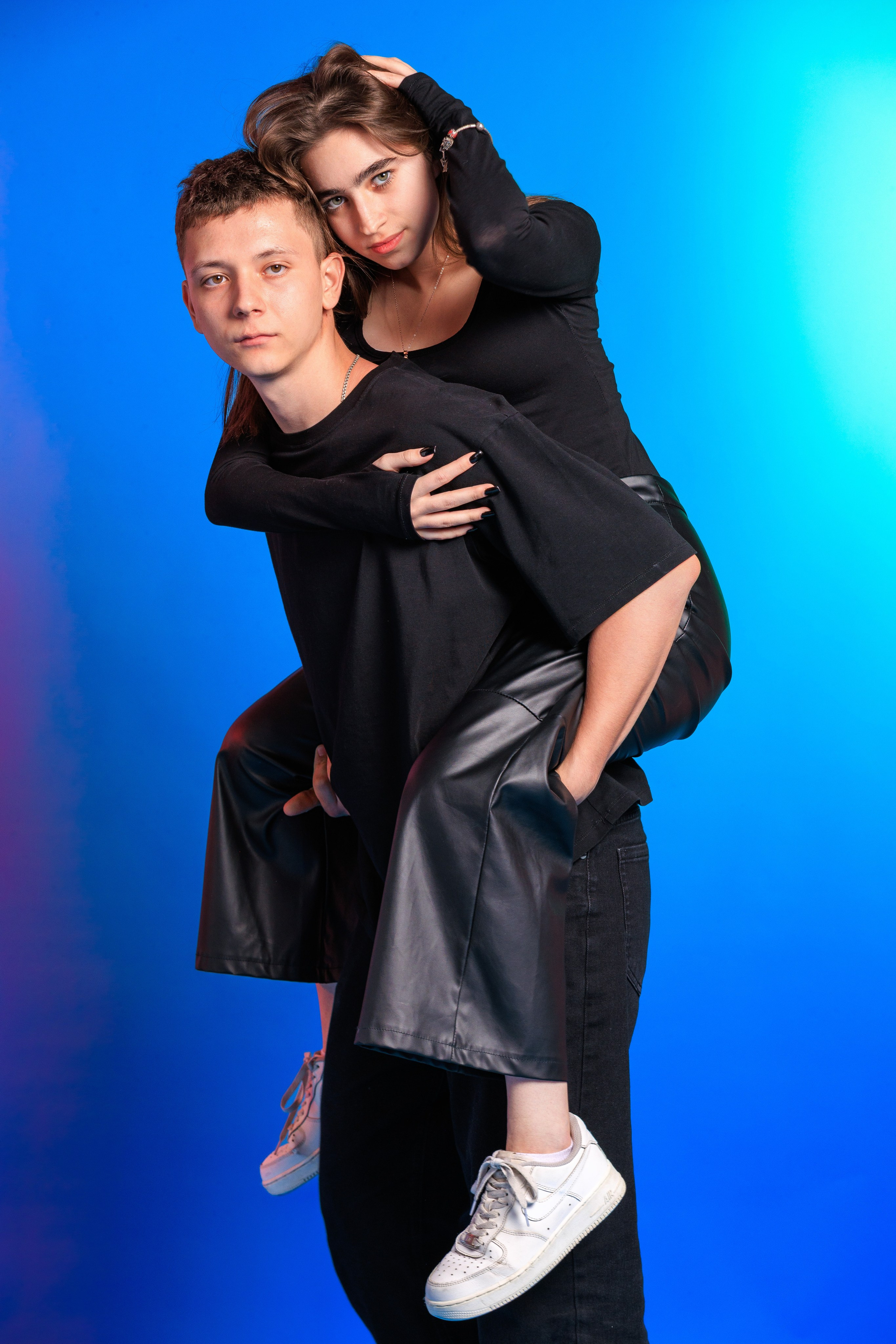 Смотреть фотки в фотостудии. Выпускные альбомы Геленджик, Новороссийск, Краснодар, Туапсе