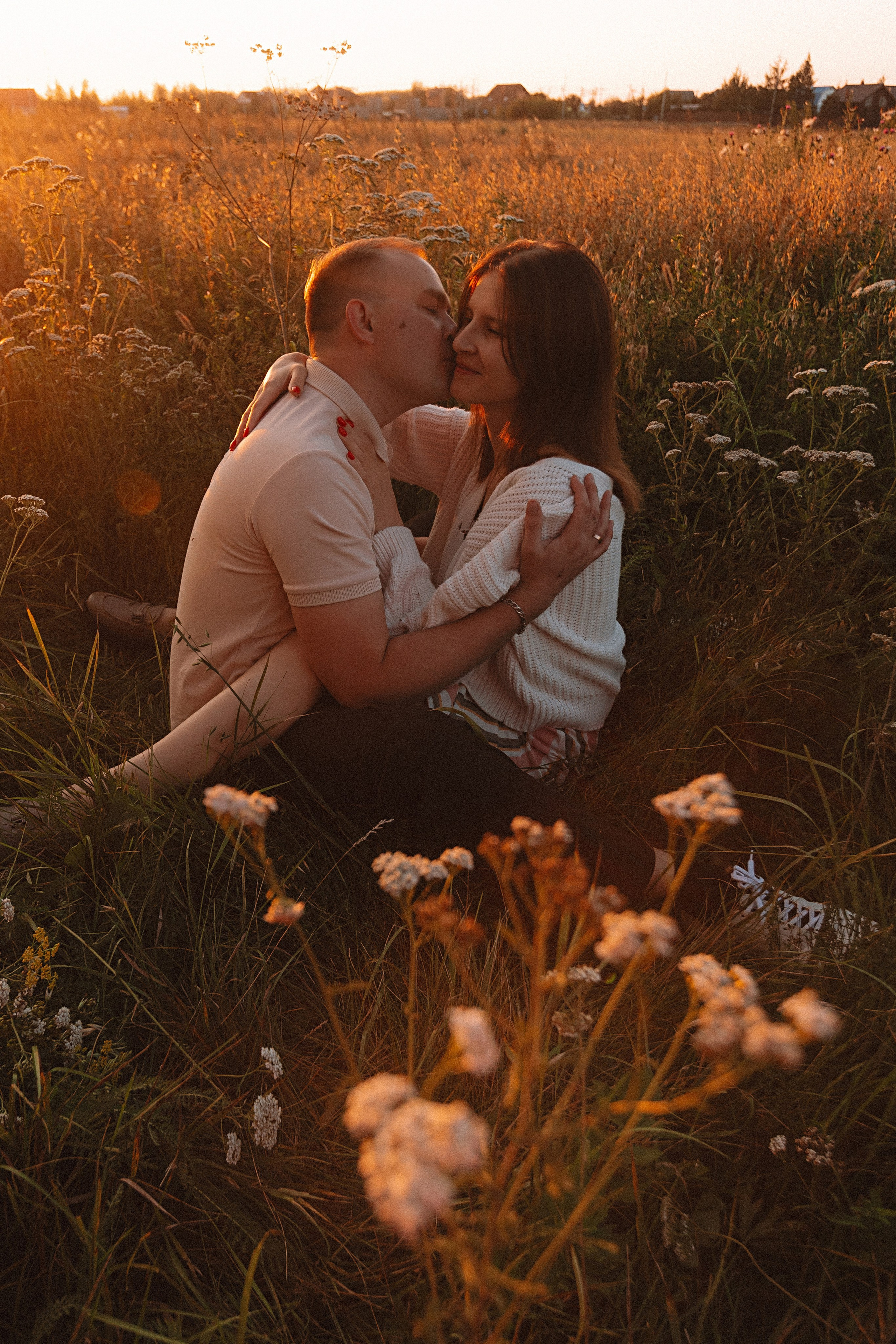 Поле love story на закате. Семейный фотограф Тюмень, фотограф на роды Салмина Мария