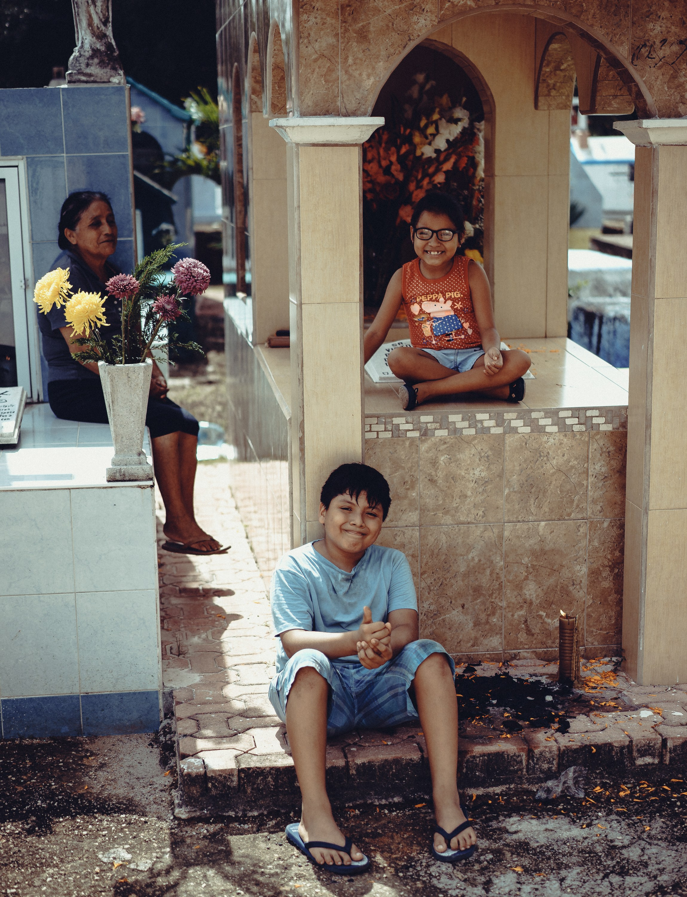 Семья посещает могилу в День Мёртвых.