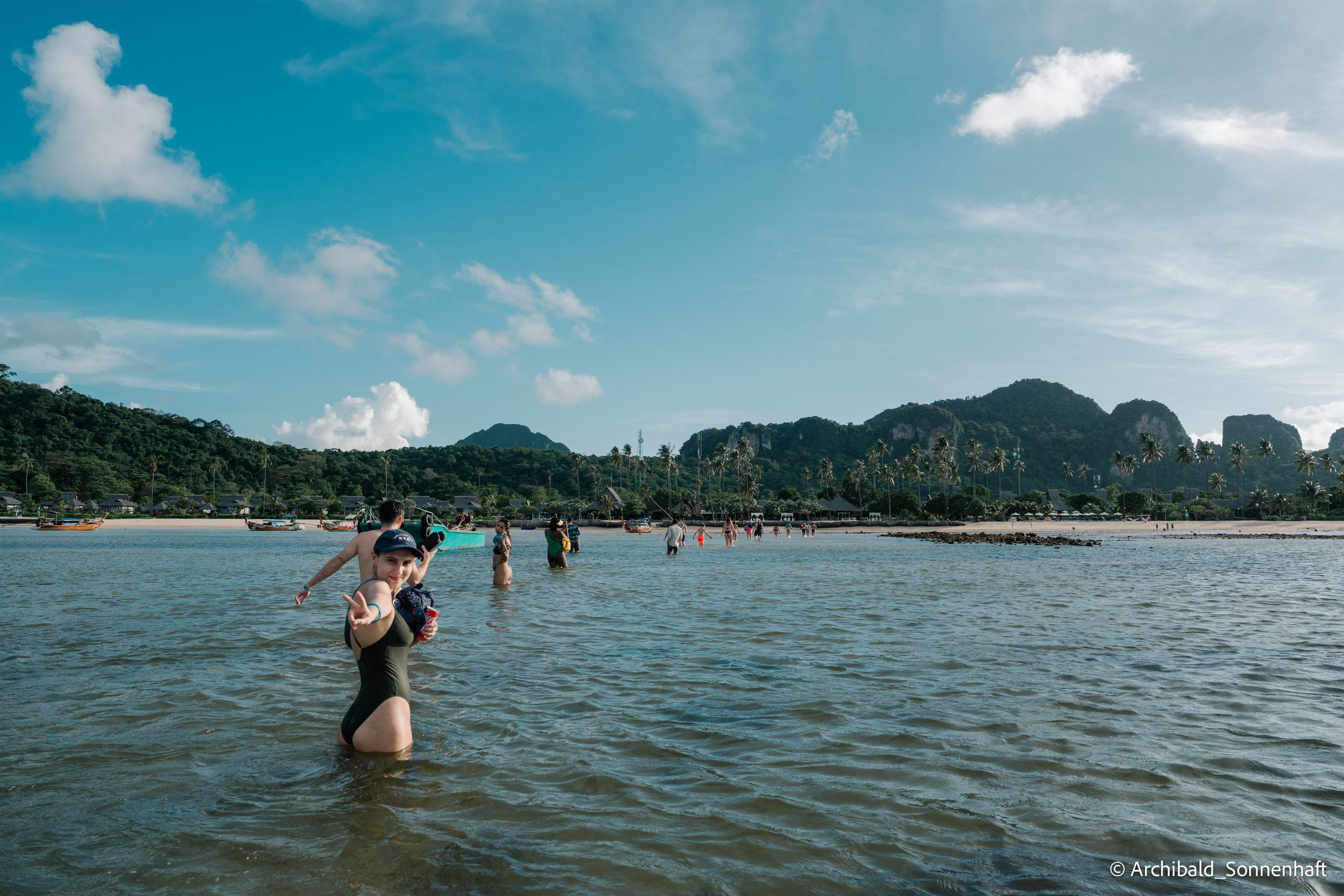 Thai, Phiphi. Photographer in Guangzhou, China. Archibald Sonnenhaft