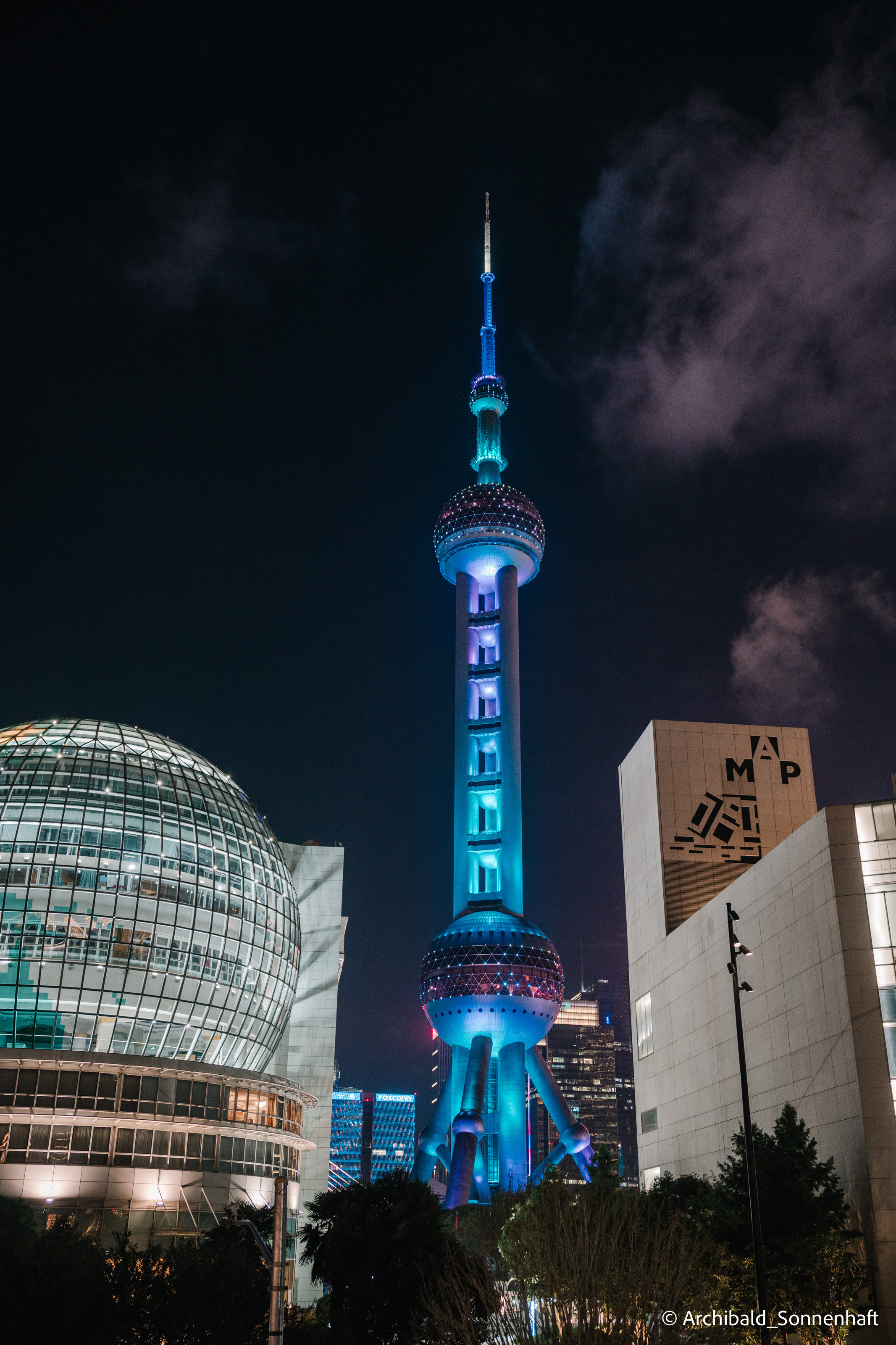 One day in Shanghai. Photographer in Guangzhou, China. Archibald Sonnenhaft