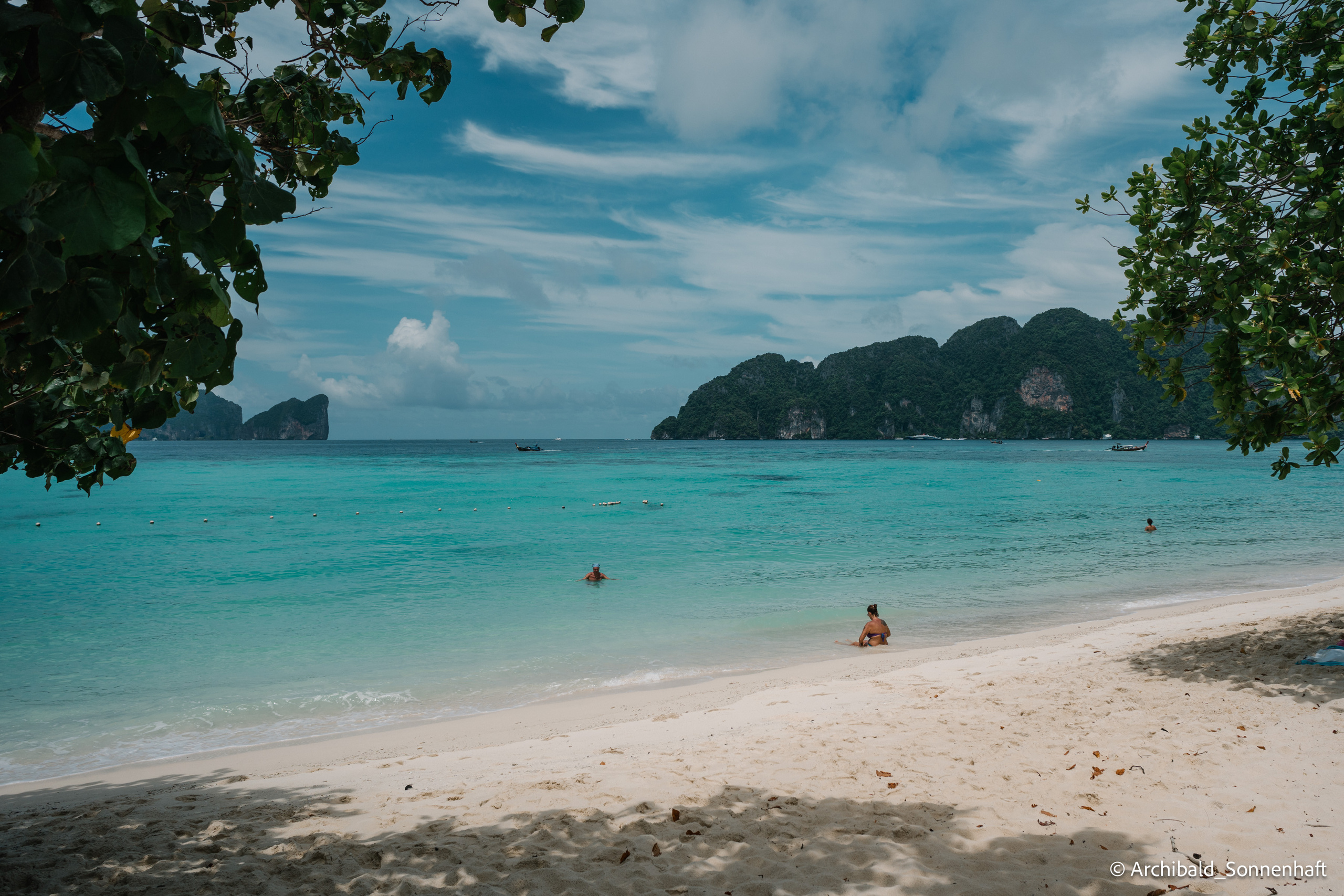 Thai, Phiphi. Photographer in Guangzhou, China. Archibald Sonnenhaft
