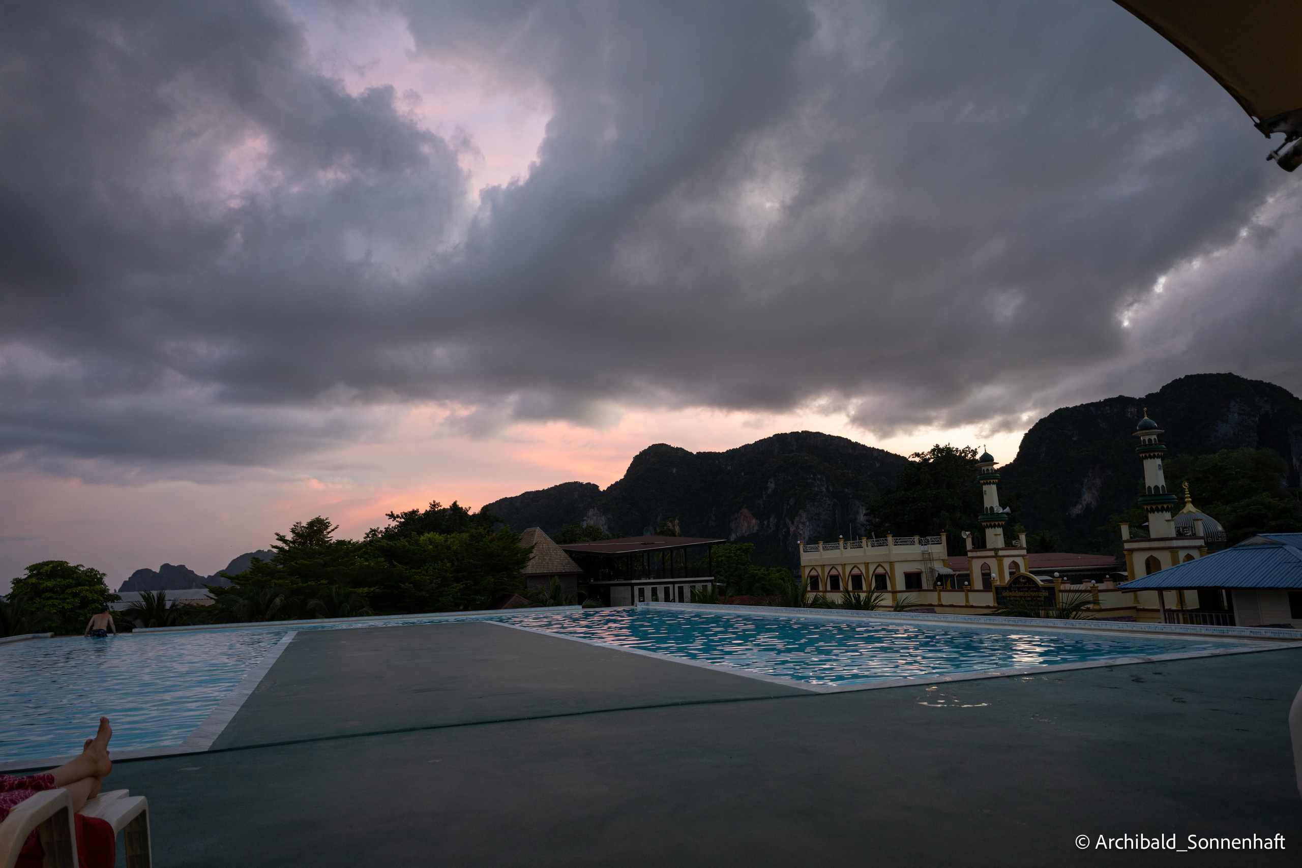 Thai, Phiphi. Photographer in Guangzhou, China. Archibald Sonnenhaft