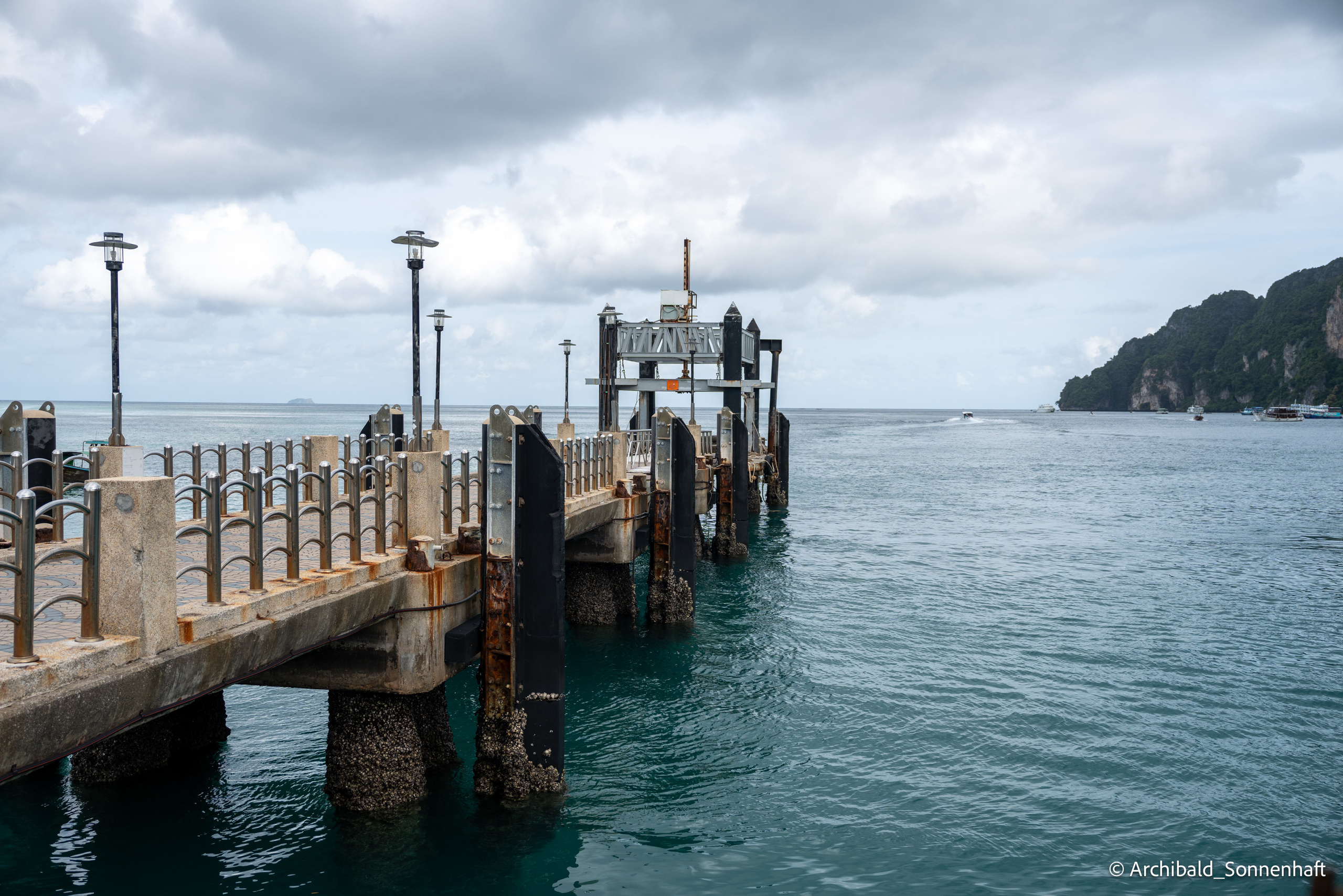 Thai Phuket to Phiphi. Photographer in Guangzhou, China. Archibald Sonnenhaft