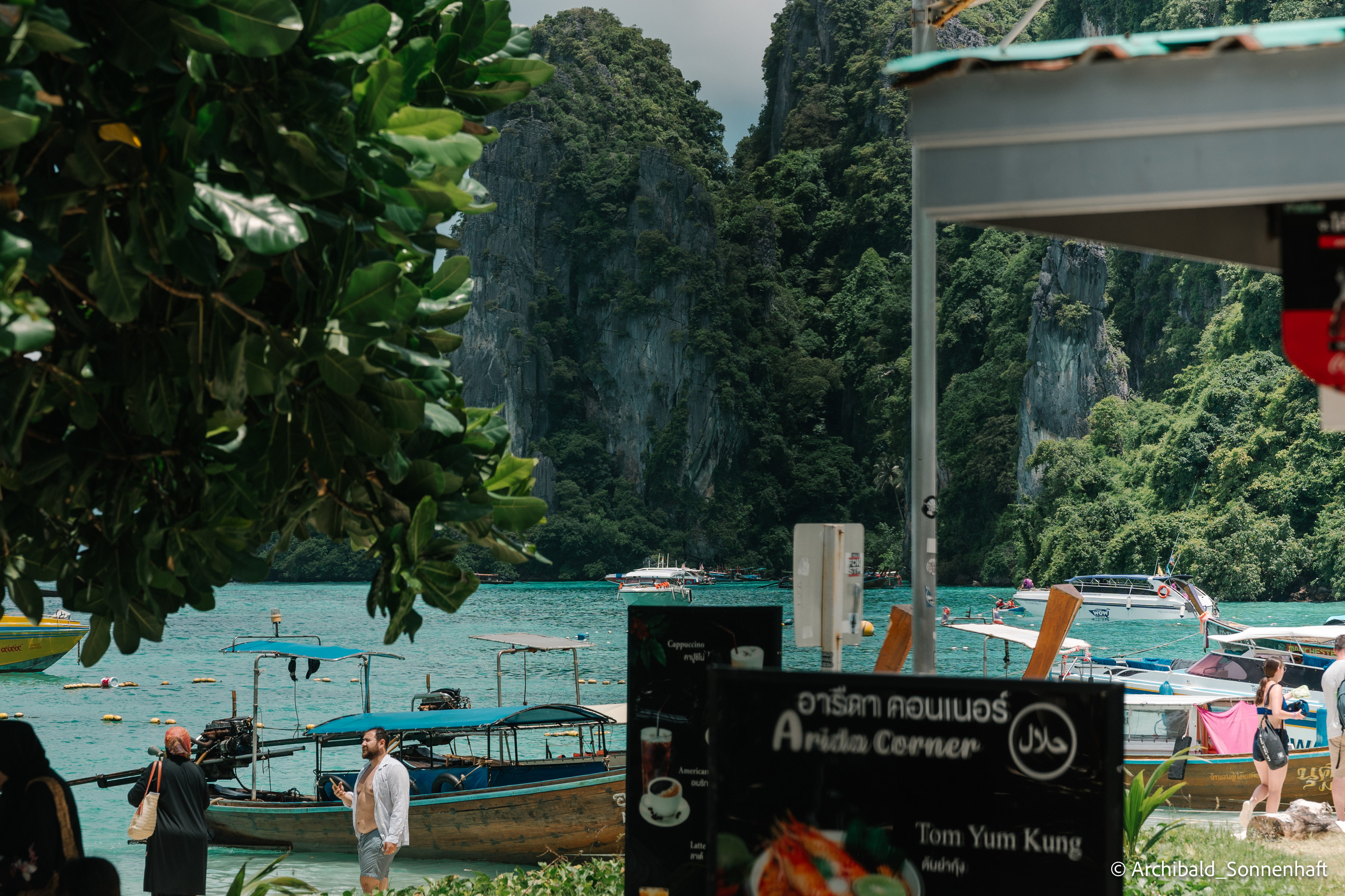 Thai, Phiphi. Photographer in Guangzhou, China. Archibald Sonnenhaft