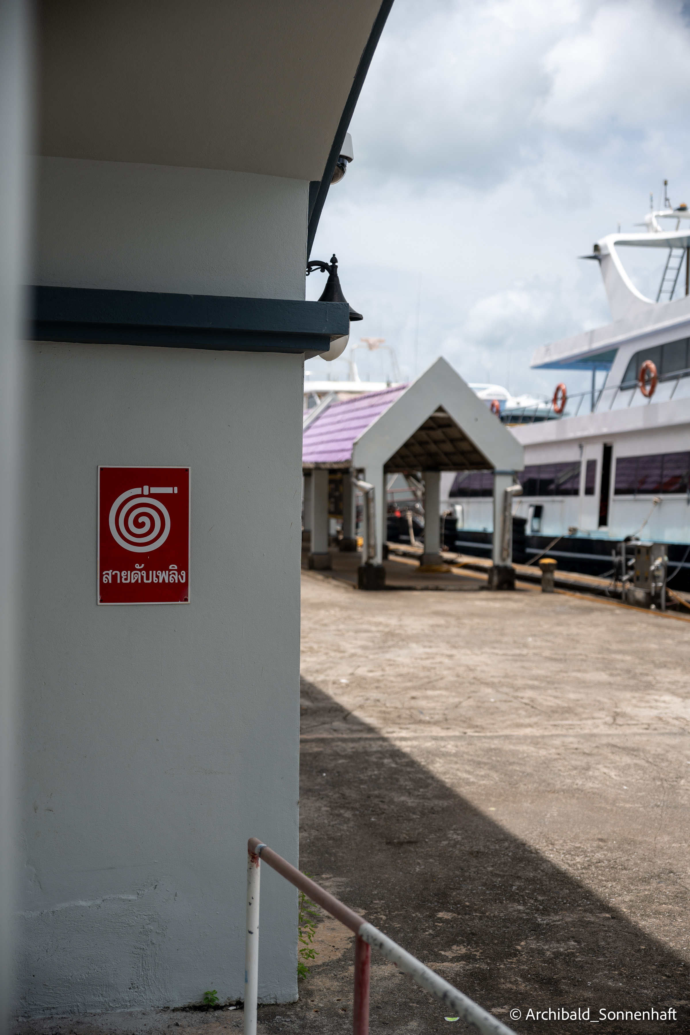 Thai Phuket to Phiphi. Photographer in Guangzhou, China. Archibald Sonnenhaft