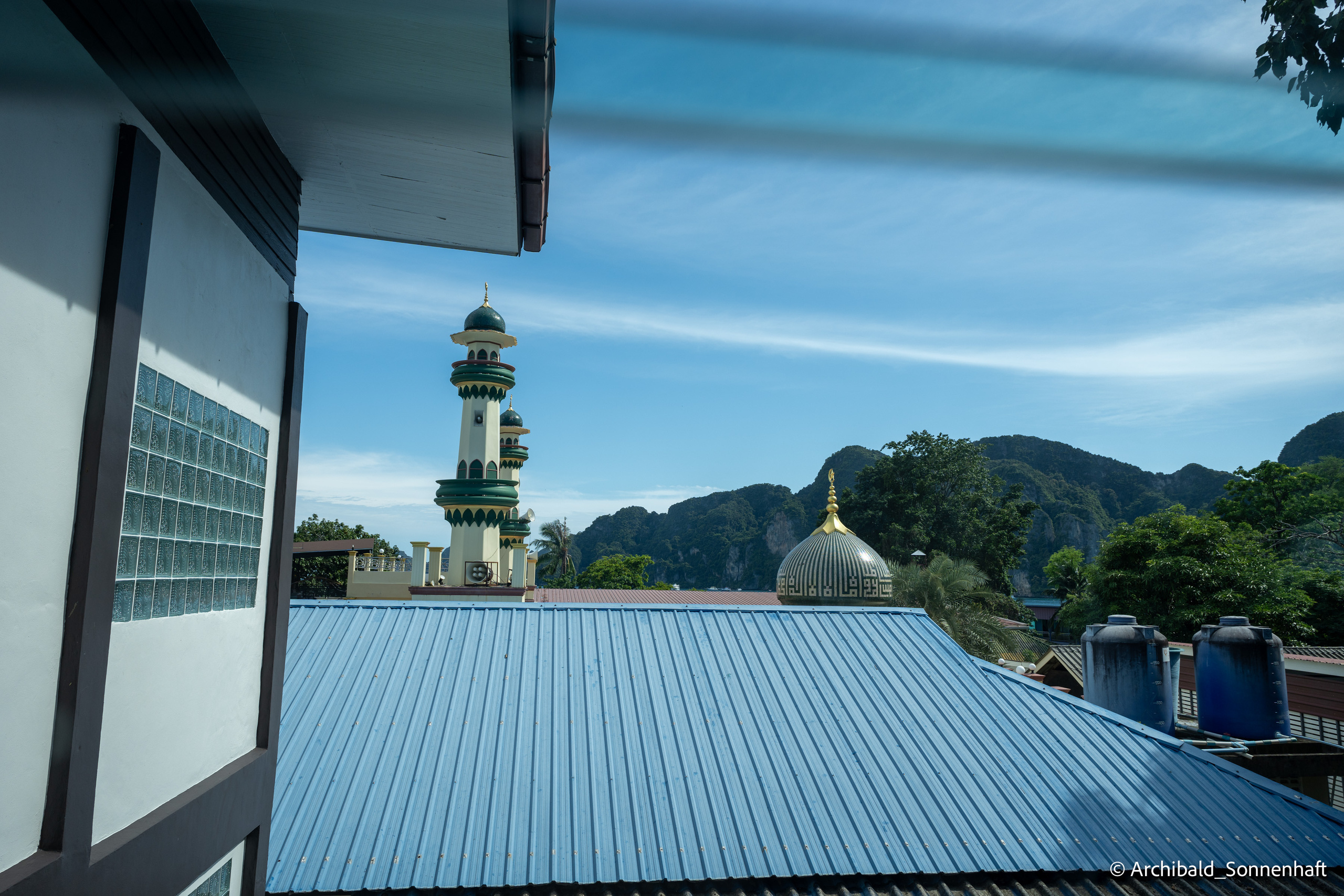 Thai, Phiphi. Photographer in Guangzhou, China. Archibald Sonnenhaft