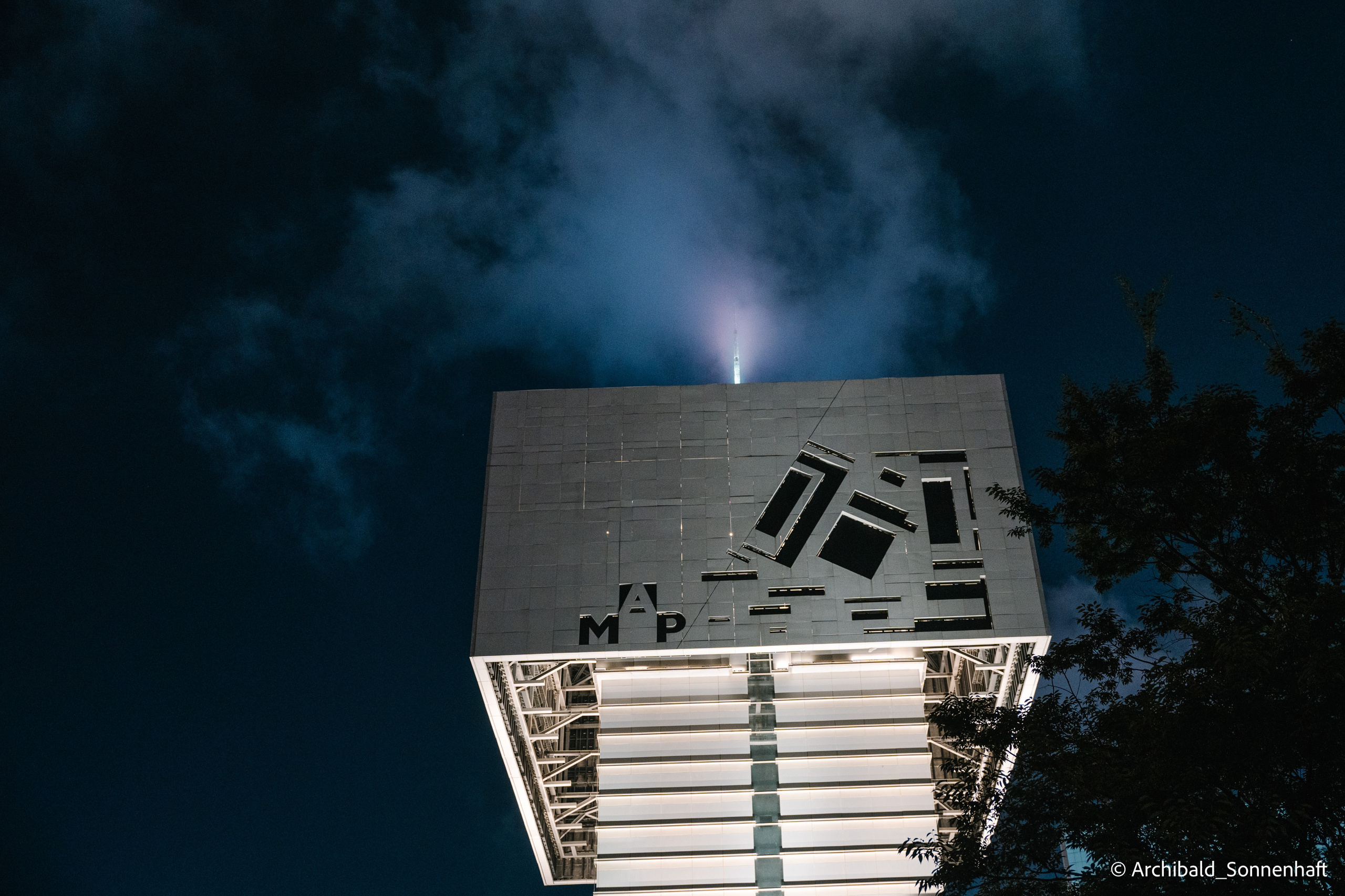 One day in Shanghai. Photographer in Guangzhou, China. Archibald Sonnenhaft