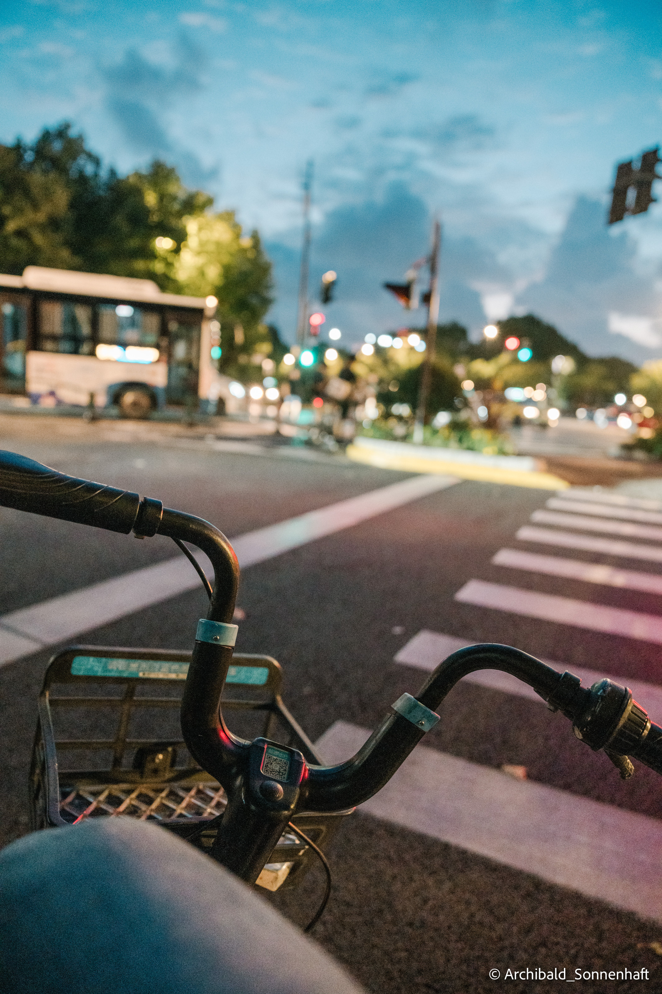 One day in Shanghai. Photographer in Guangzhou, China. Archibald Sonnenhaft