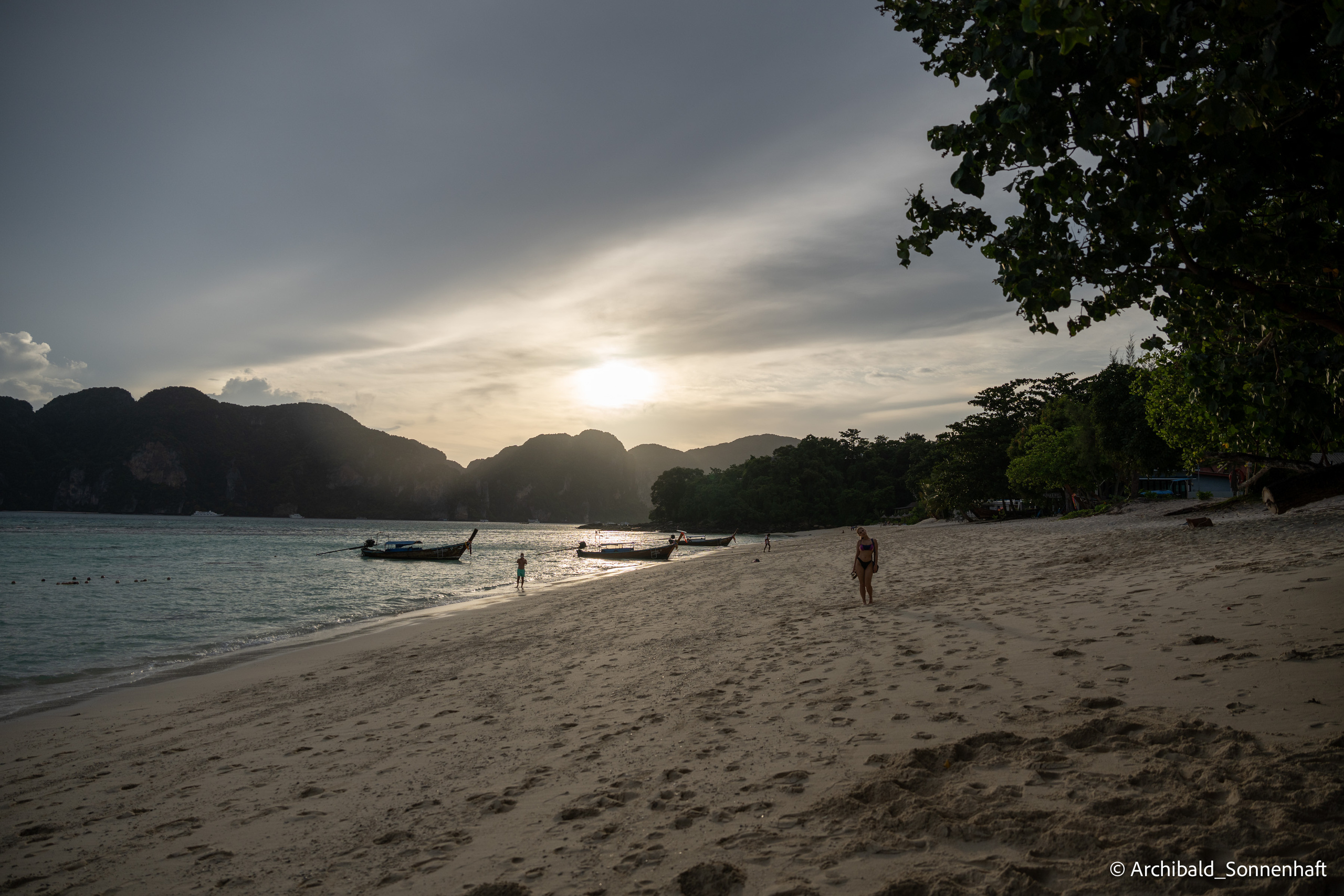 Thai Phuket to Phiphi. Photographer in Guangzhou, China. Archibald Sonnenhaft