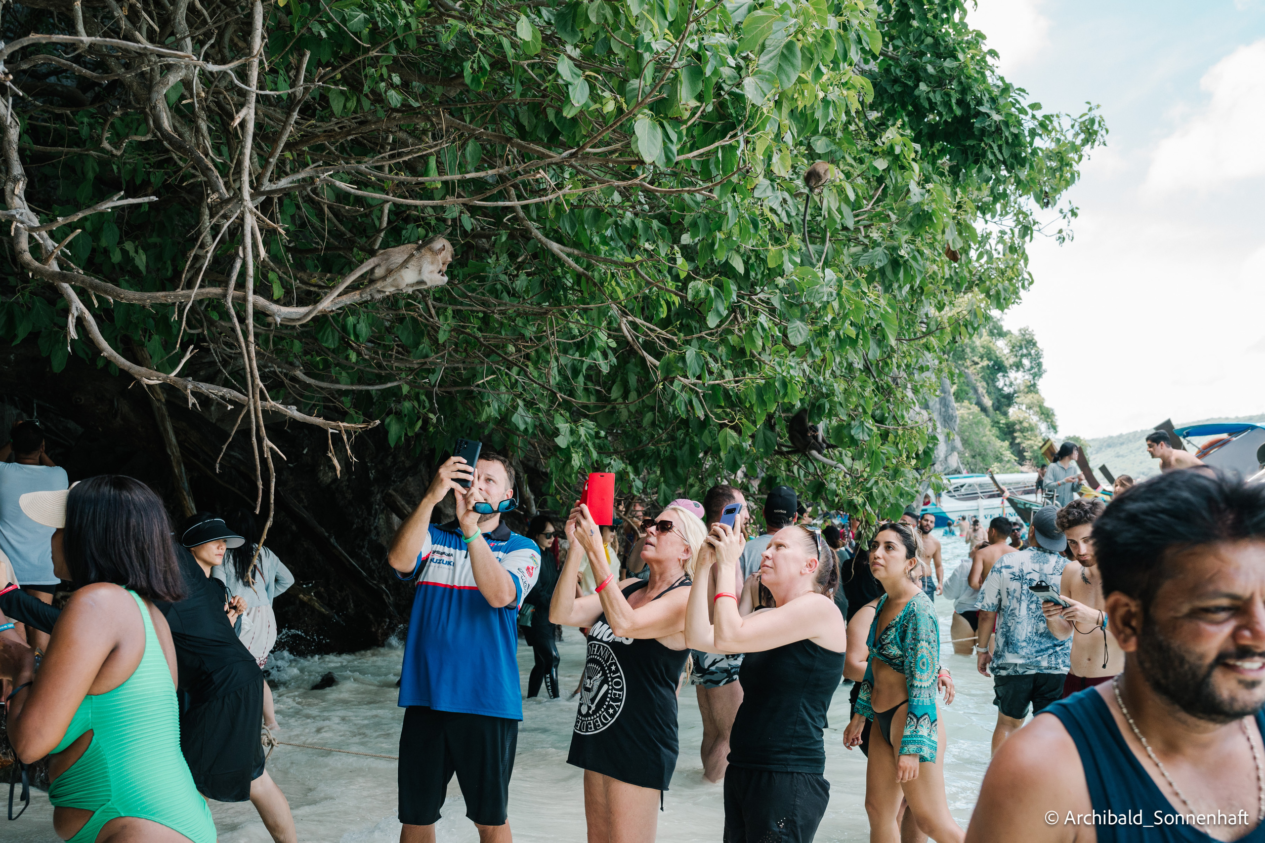 Thai, Phiphi. Photographer in Guangzhou, China. Archibald Sonnenhaft
