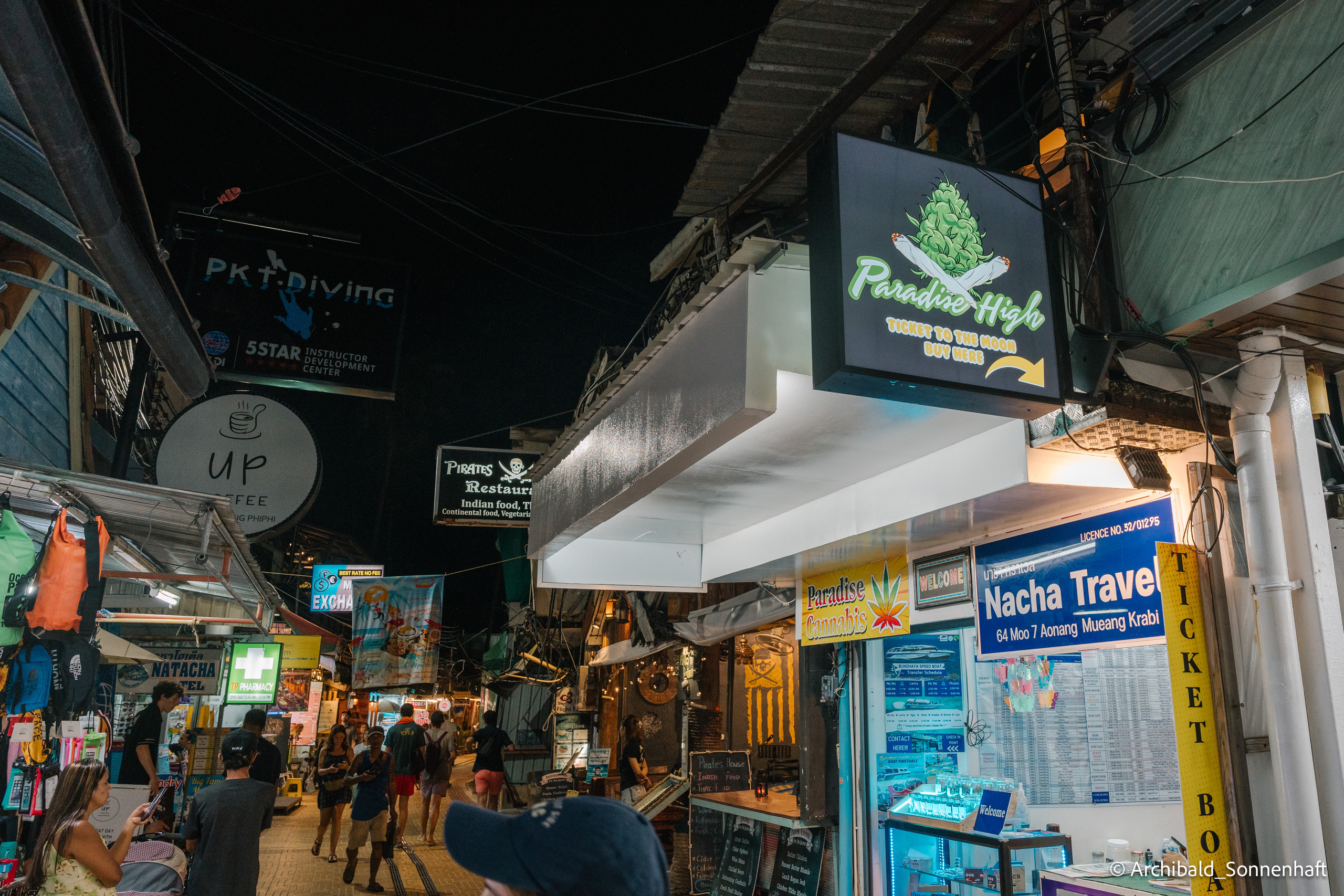 Thai, Phiphi. Photographer in Guangzhou, China. Archibald Sonnenhaft