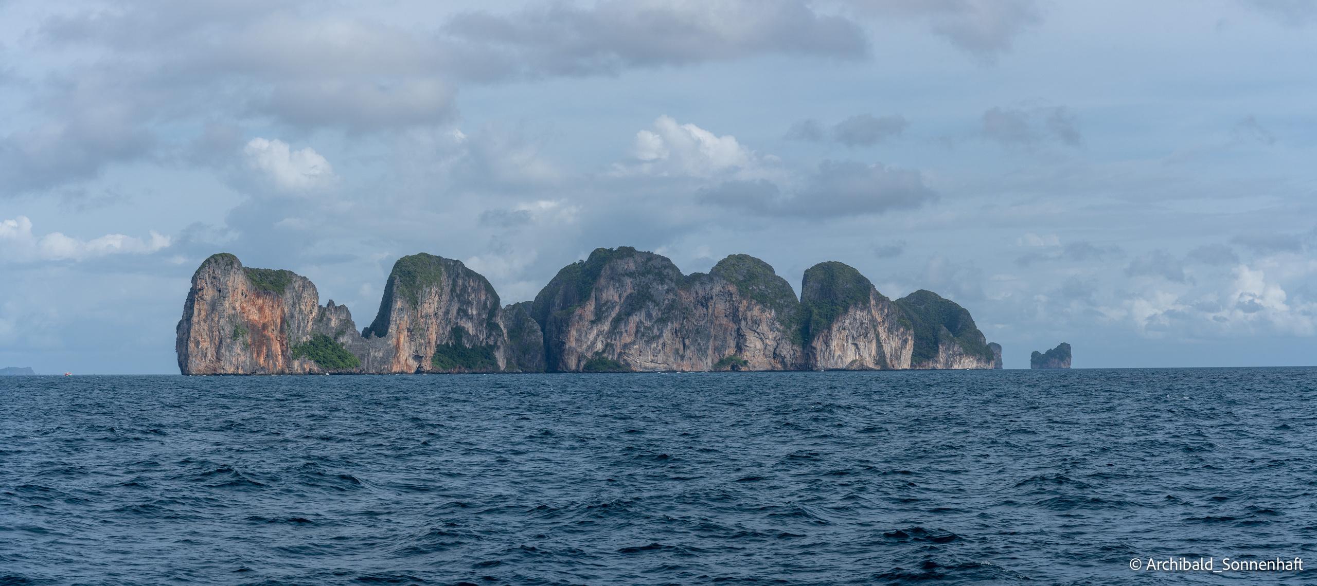 Thai Phuket to Phiphi. Photographer in Guangzhou, China. Archibald Sonnenhaft