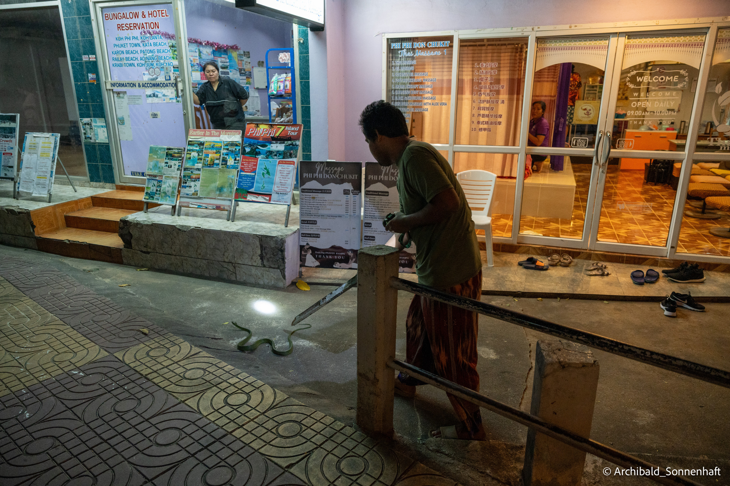 Thai, Phiphi. Photographer in Guangzhou, China. Archibald Sonnenhaft