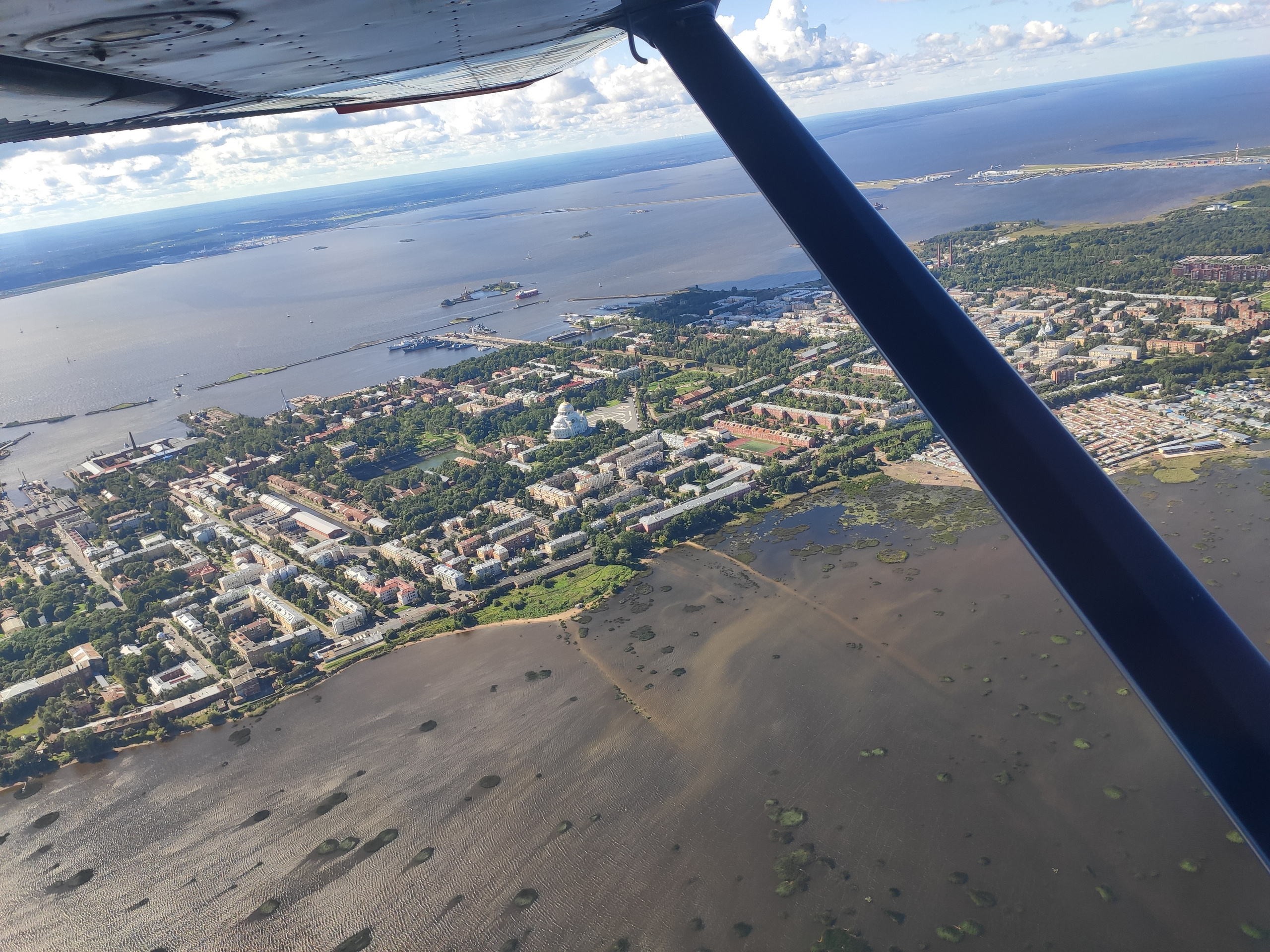 Кронштадт. Хорошо просматривается якорь, выложенный плиткой на якорной площади перед Никольским собором