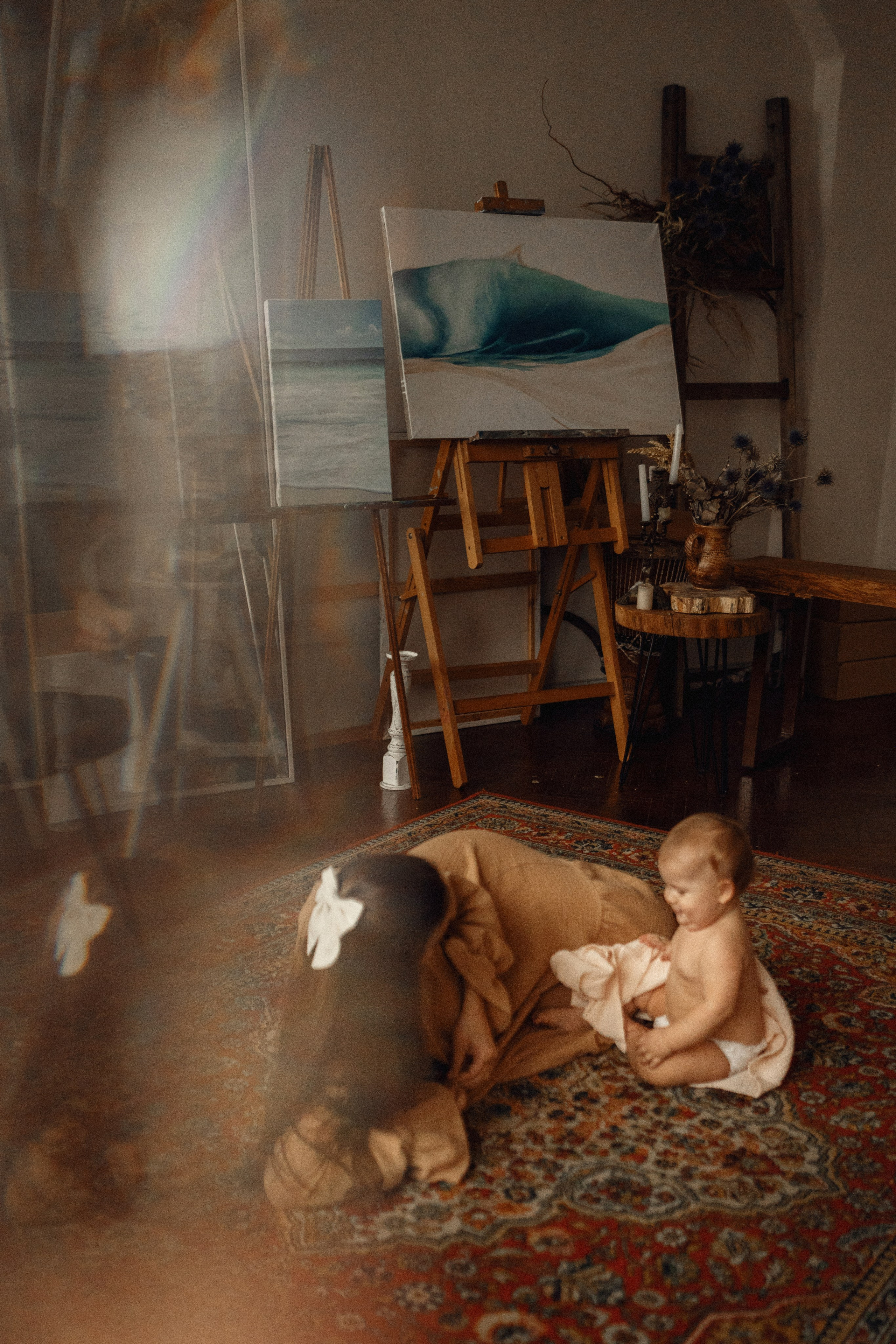 В мастерской художника. Семейный фотограф Москва. Фотограф беременности и материнства Москва