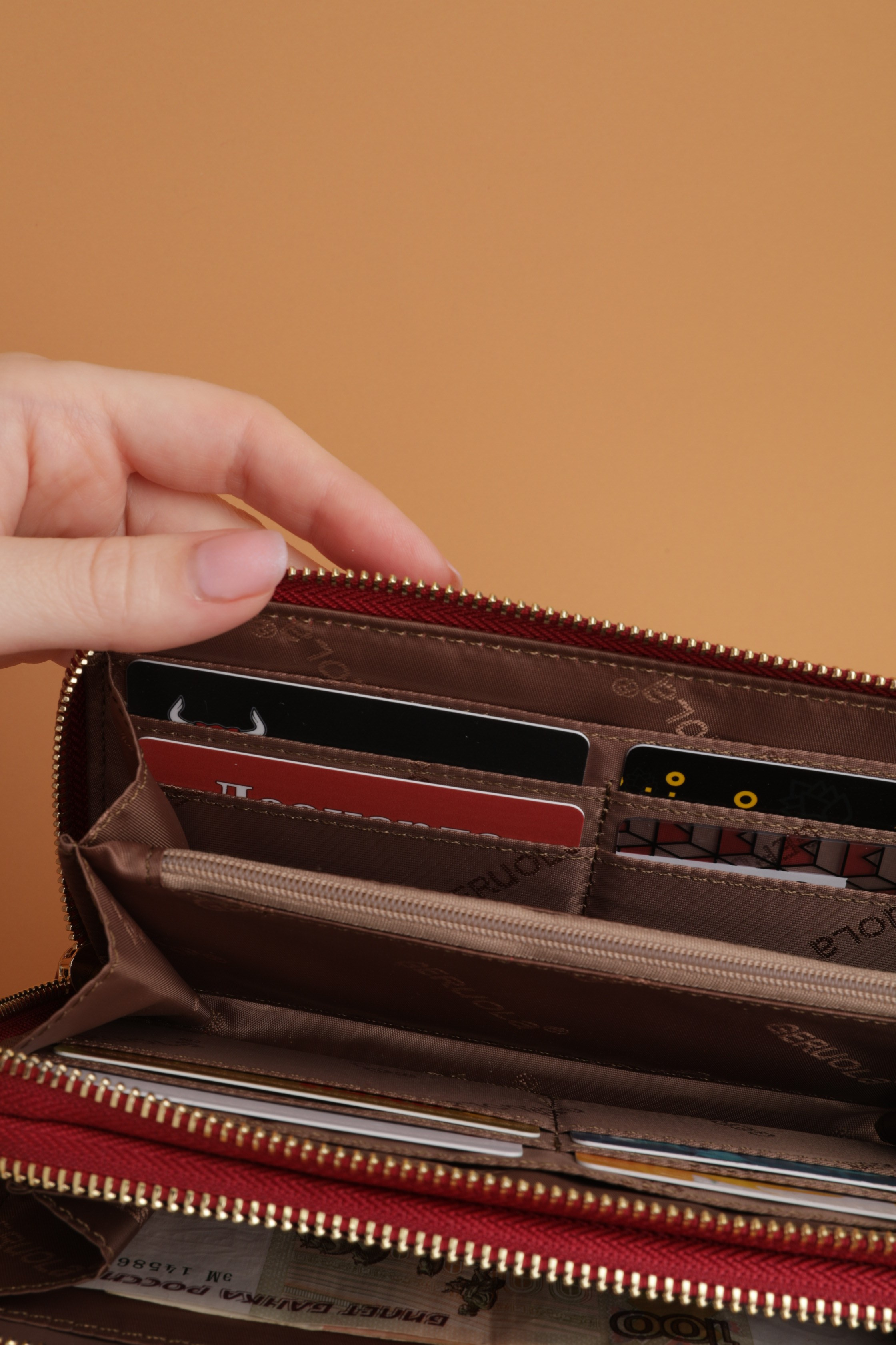 Кошелек женский. Фотостудия предметной и модельной съёмки для маркетплейсов