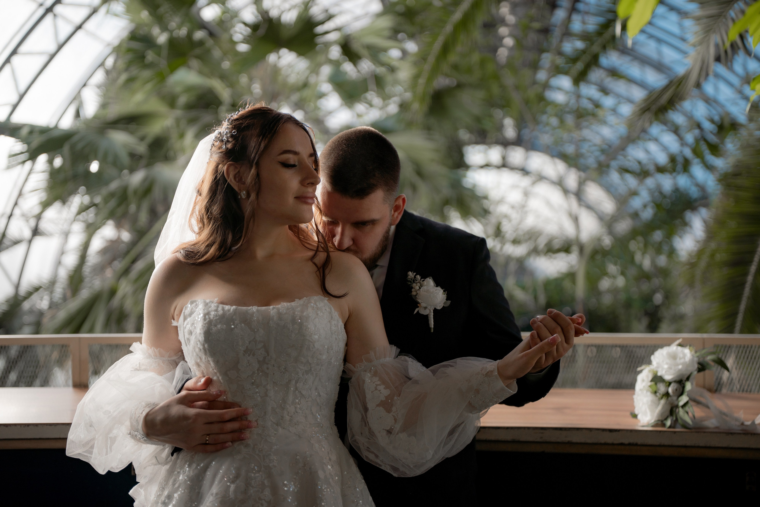 Свадебная фотография в Оранжерее Таврического сада Санкт-Петербурге. Жених и невеста целуются крупным планом