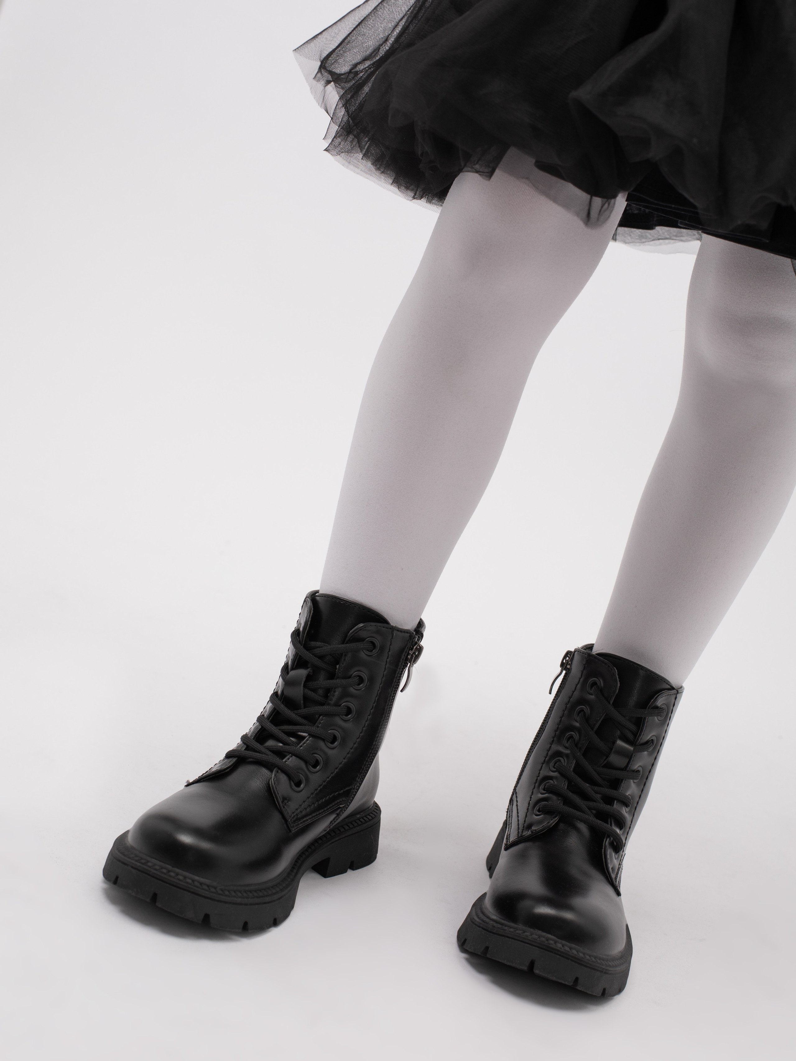 Ботинки для девочки. Фотостудия предметной и модельной съёмки для маркетплейсов